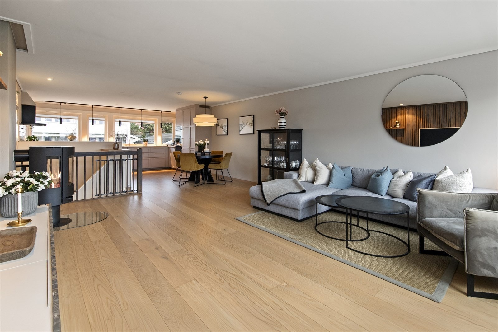 Stue og kjøkken har en åpen løsning som skaper en sosial og luftig atmosfære. Galleribilde