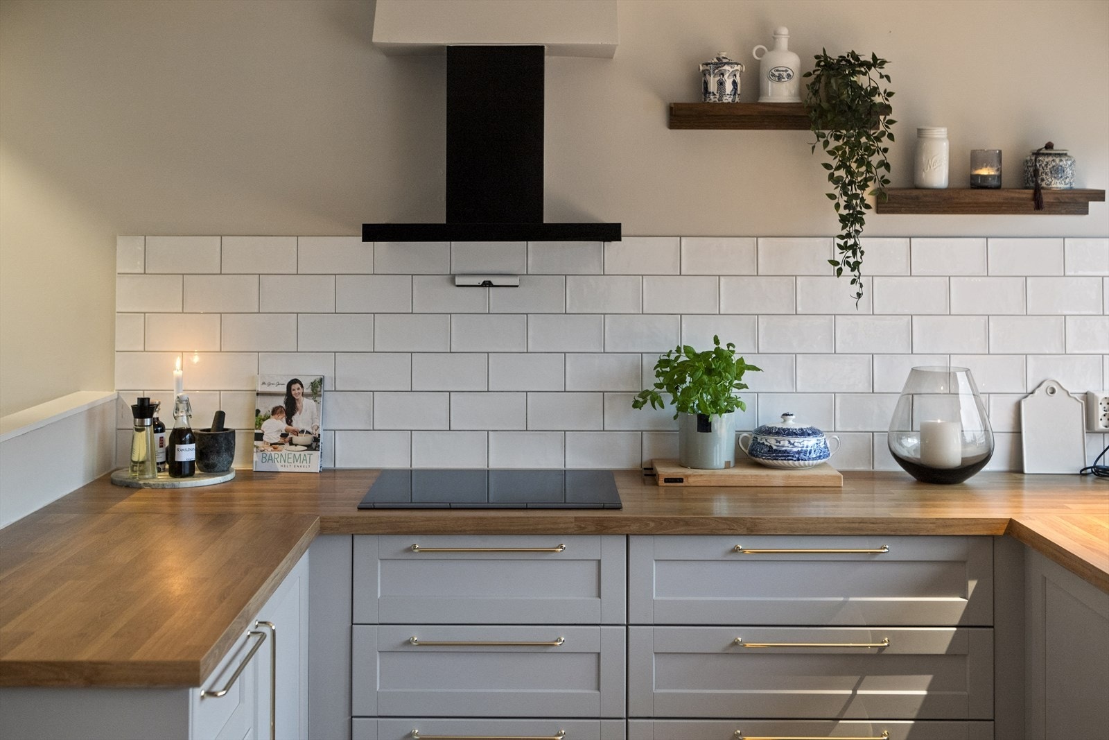 Ved kokesonen er det flislagt vegg som gir et stilrent og praktisk preg. Galleribilde