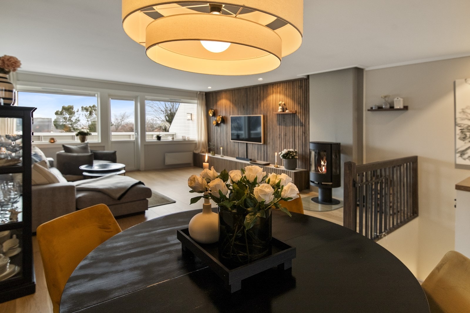 Hele boligen ble pusset opp i 2021 og fremstår moderne og velholdt. Galleribilde