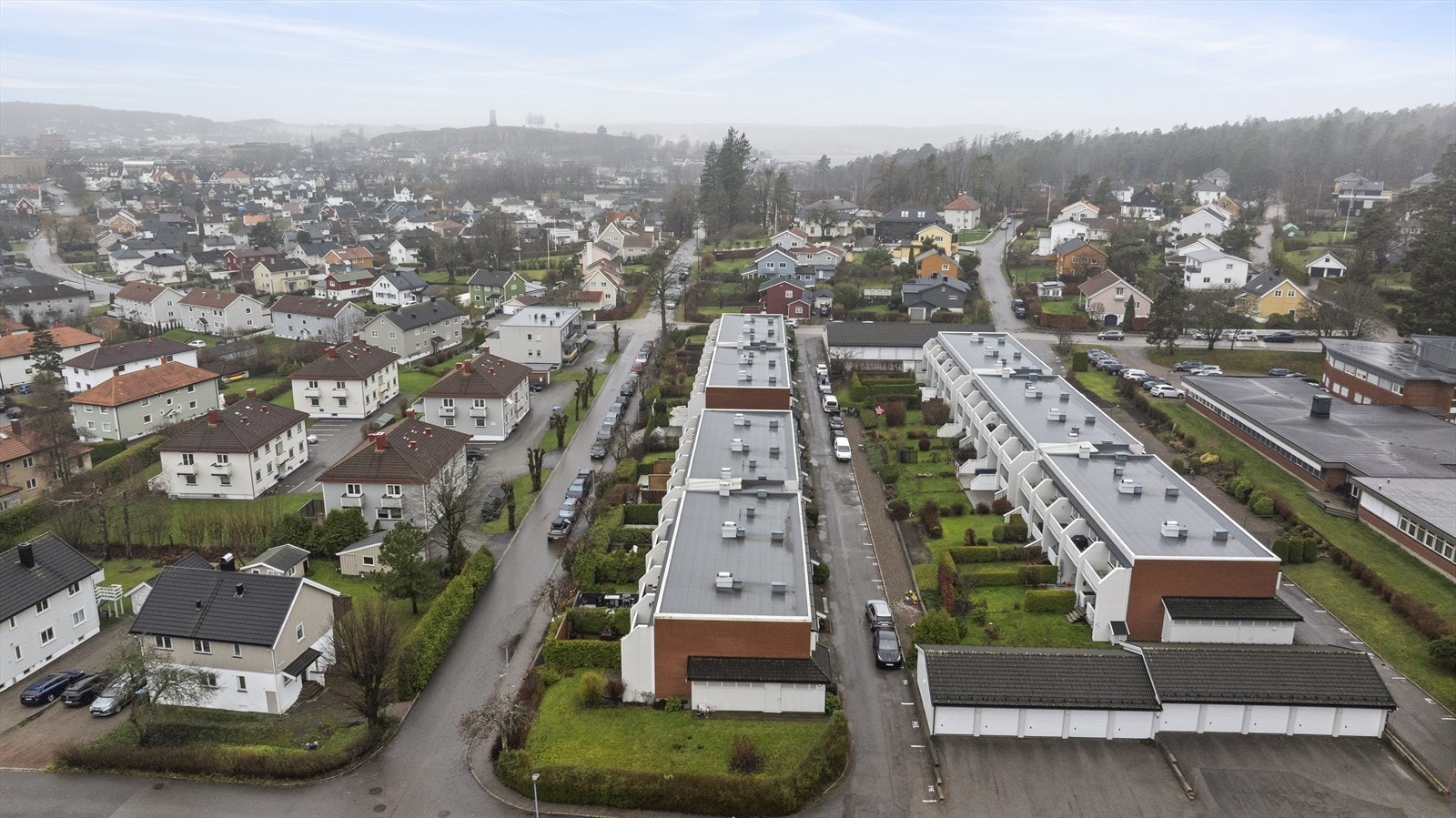 Beliggenheten er barnevennlig og attraktiv, med nærhet til skoler, barnehager, turstier og gode kollektivforbindelser. Parkering rett utenfor døren gir en enkel og praktisk hverdag. Galleribilde