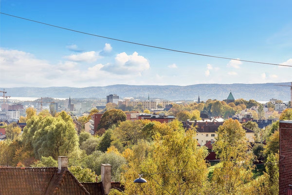 Høytliggende selveier med herlige kvaliteter, nydelig utsikt og høy standard! Galleribilde