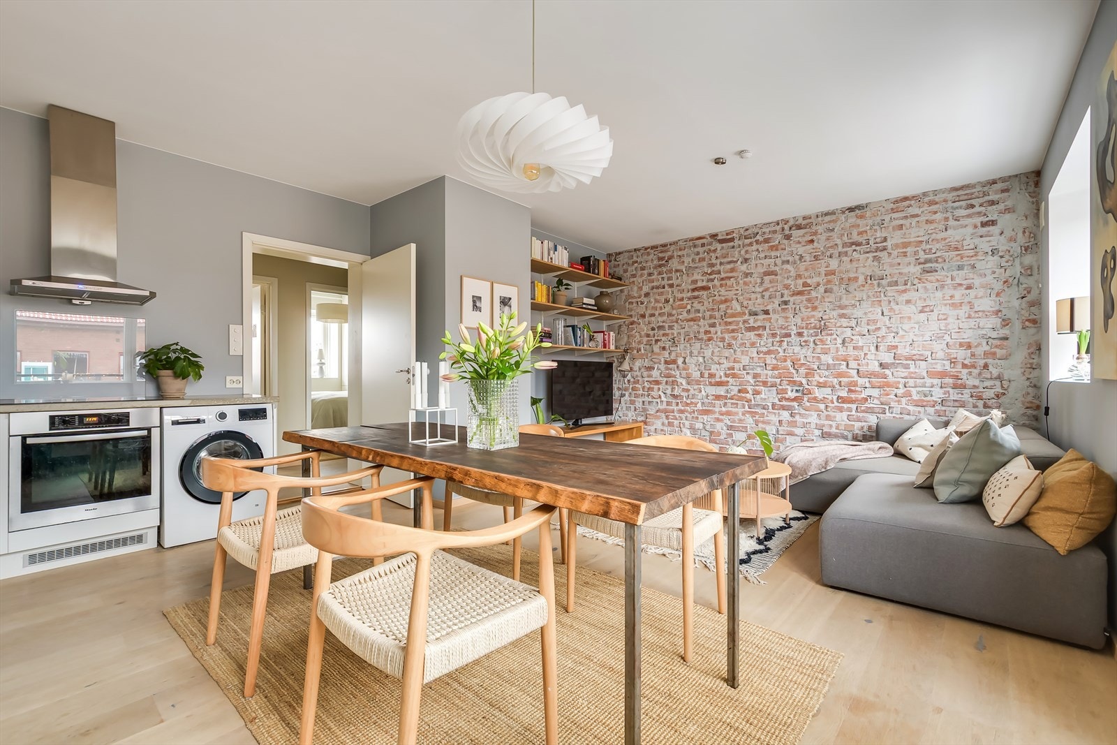 Vakker bolig med masse sjel - Her bor du høyt, stille og tilbaketrukket i blindvei, samtidig med alt like utenfor døren. Galleribilde