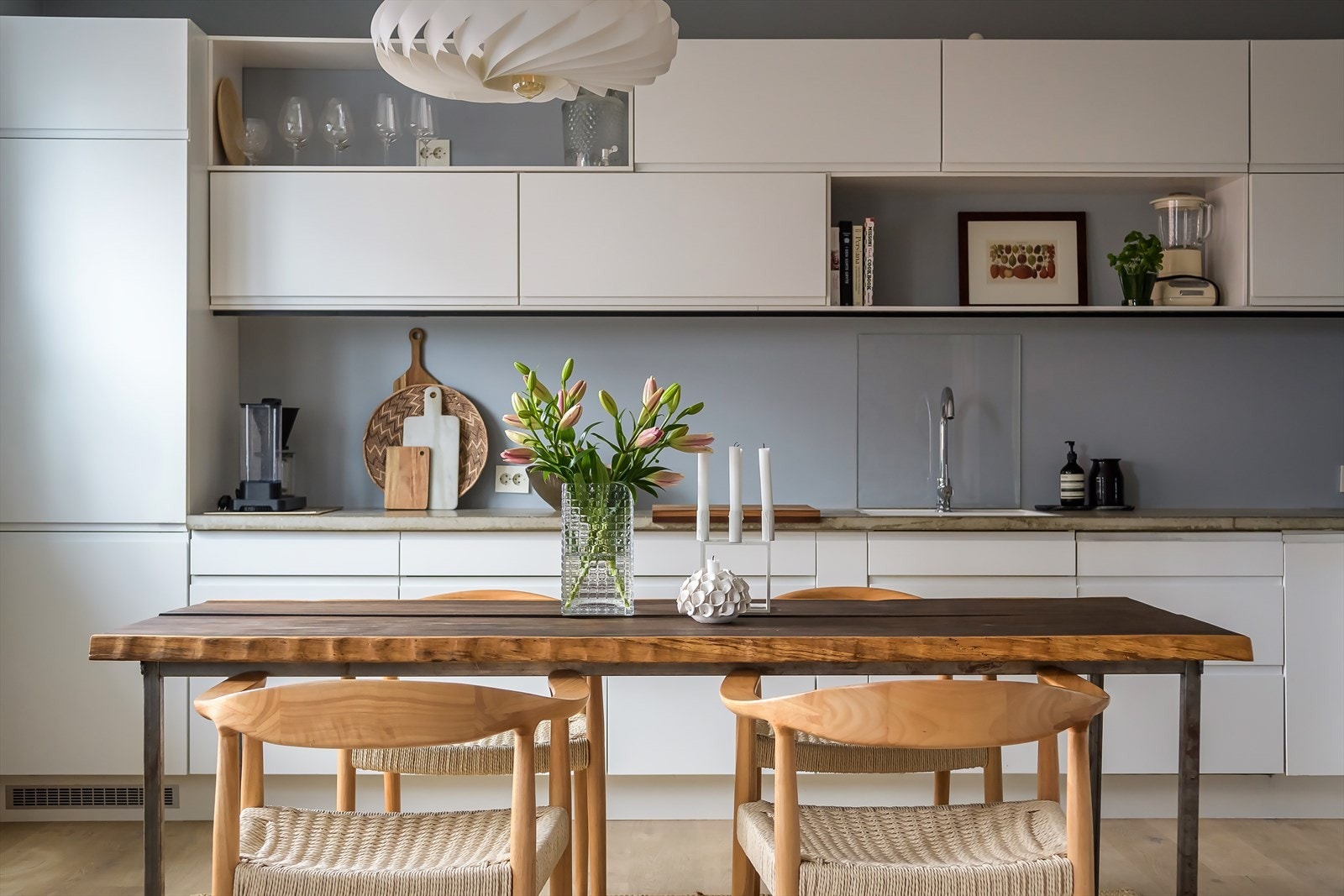 Innholdsrikt kjøkken med masse skap og benkeplass Galleribilde