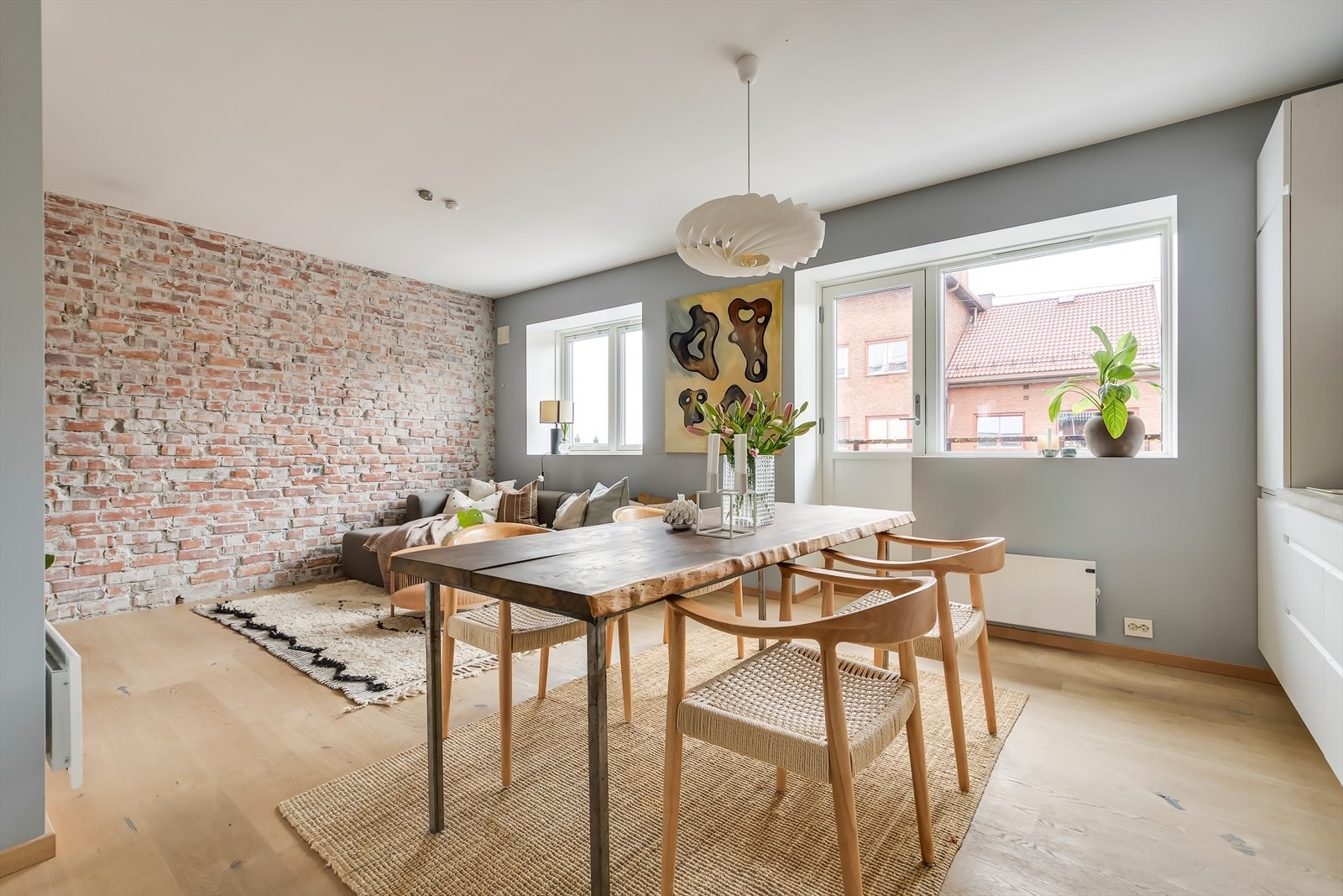 Boligen er gjennomgående med vindusflater i to himmelretninger Galleribilde