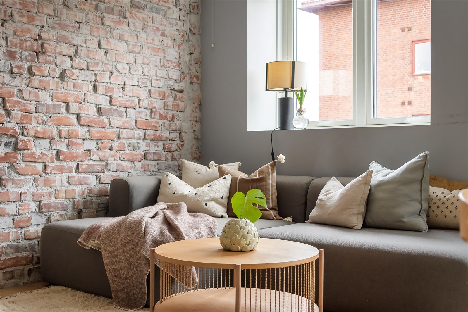 Det er også plassbygde bokhyller i stuen Galleribilde