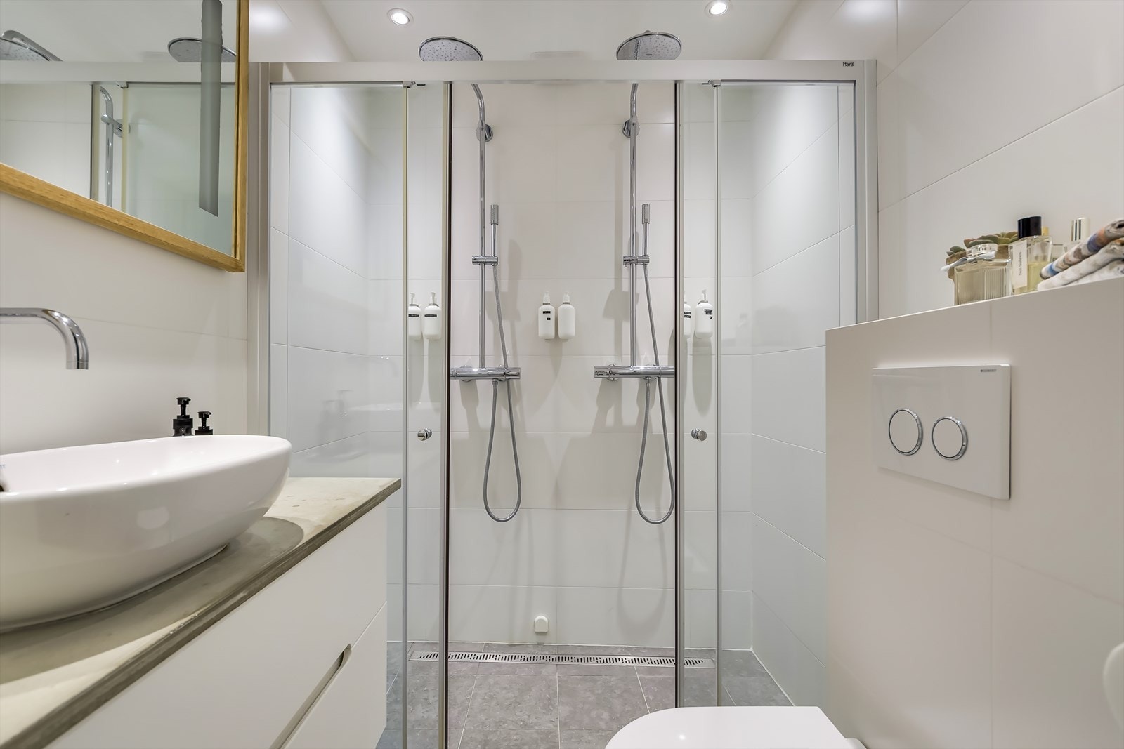 Stort og stilrent flislagt bad Galleribilde