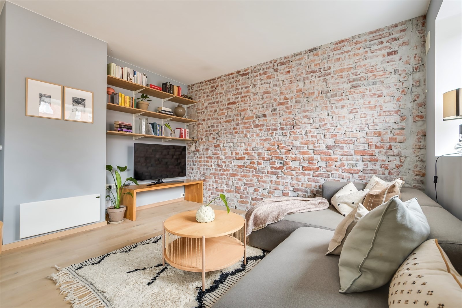 Store vindusflater, masse lys og generøs takhøyde Galleribilde