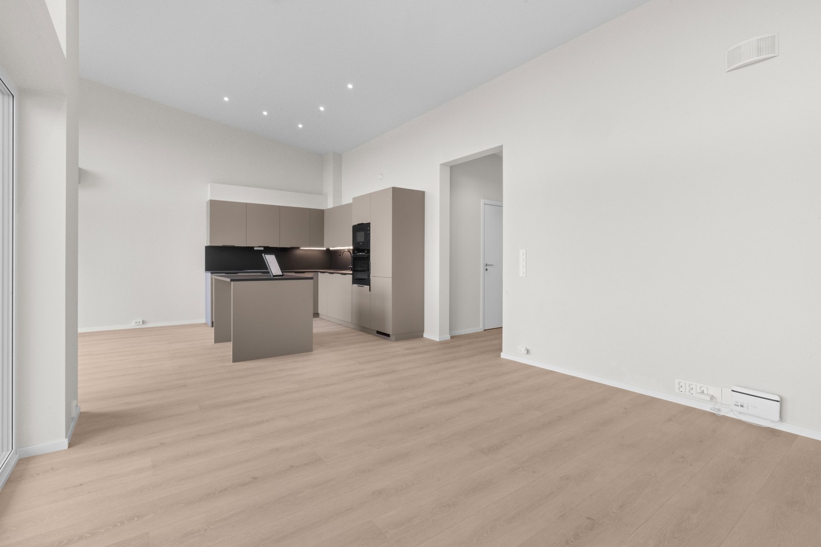 Lyst laminatgulv gir et moderne og innbydende uttrykk. Galleribilde