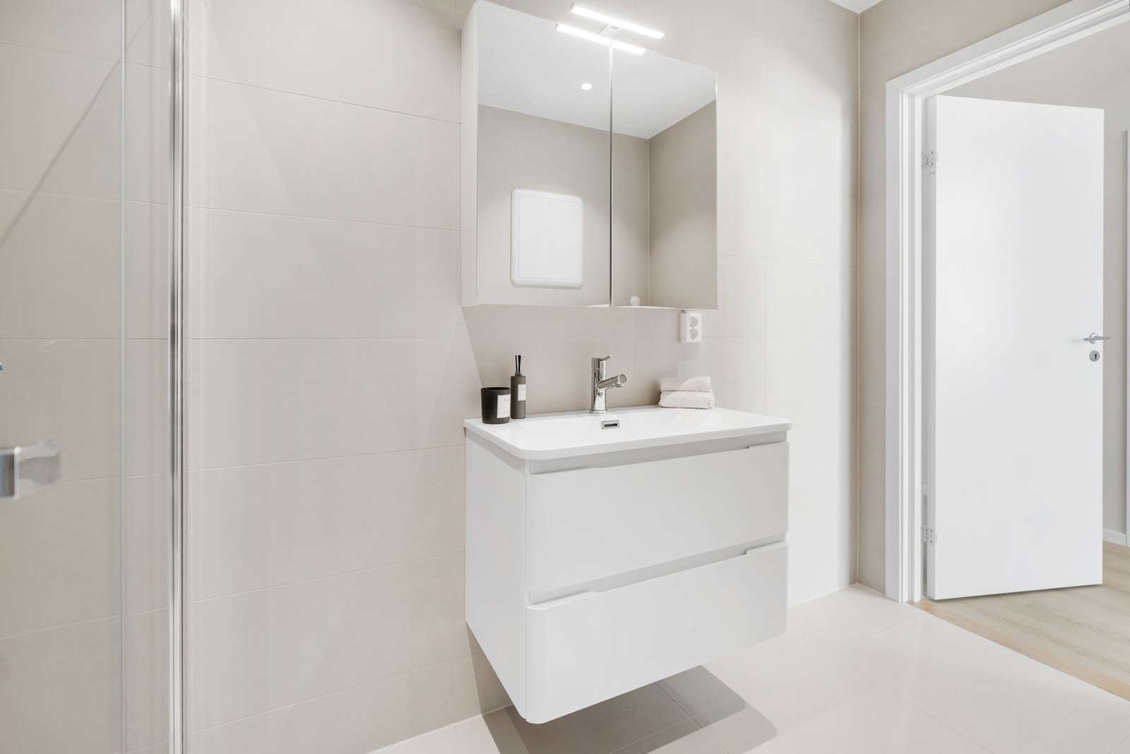 Moderne bad med keramiske fliser på gulv og vegger. Galleribilde