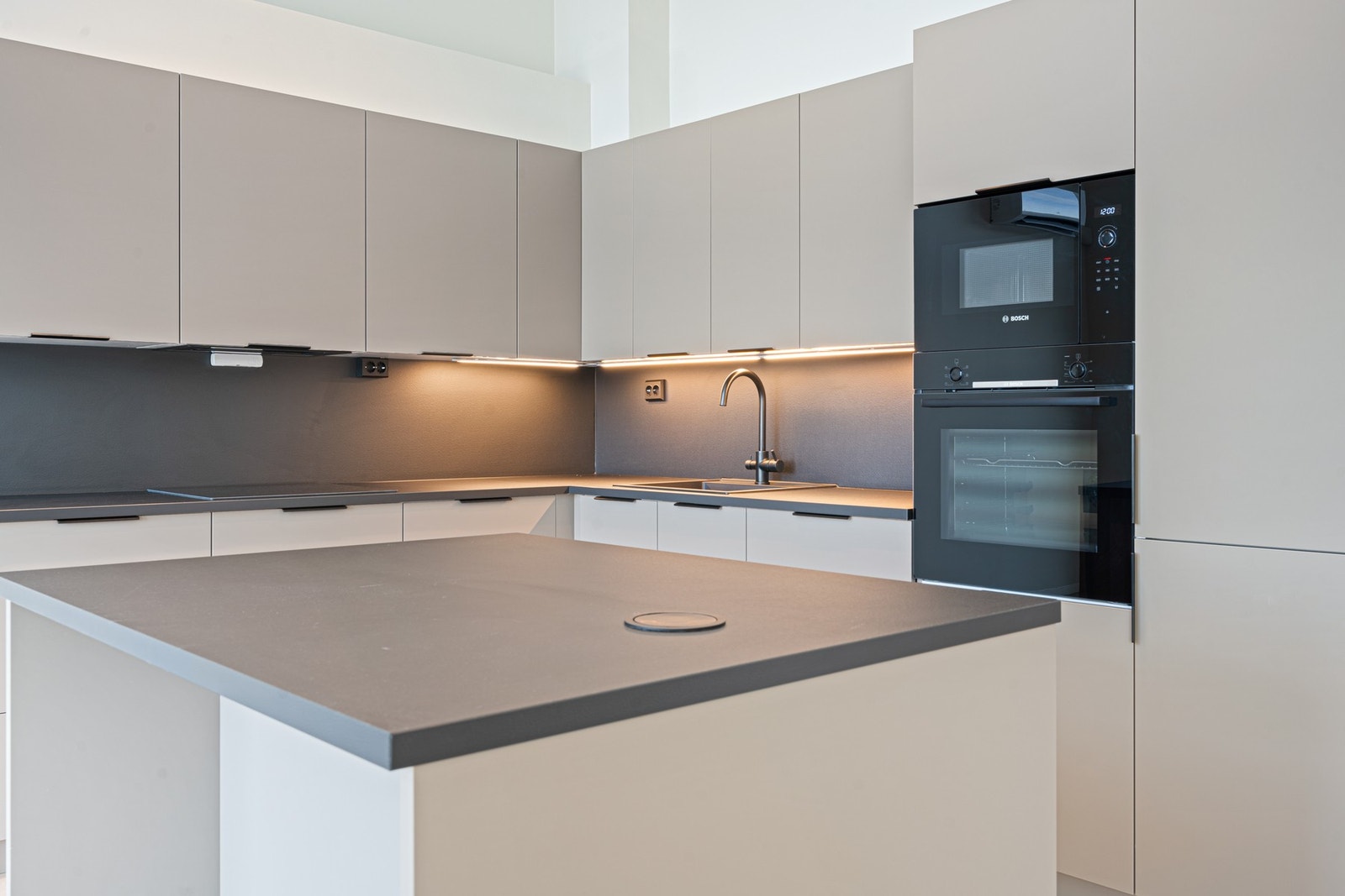 Kvalitet kjøkken i moderne farger med sorte detaljer. Galleribilde