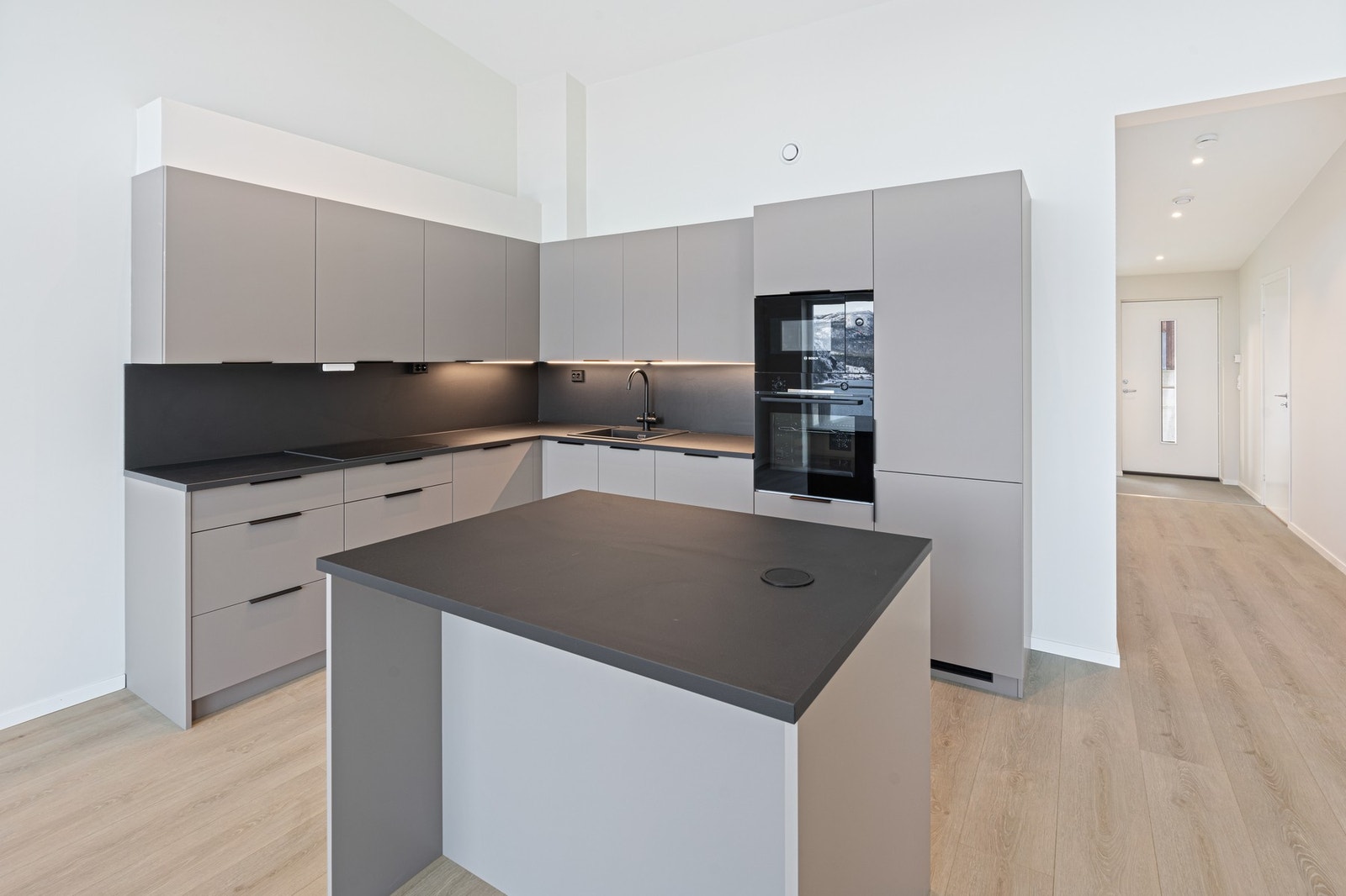 Moderne kjøkken med integrerte hvitevarer. Galleribilde