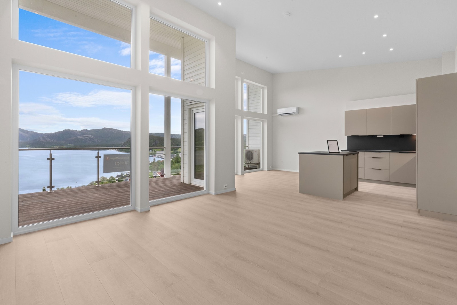 Effektiv planløsning med god plass til både spisebord og sofakrok. Galleribilde