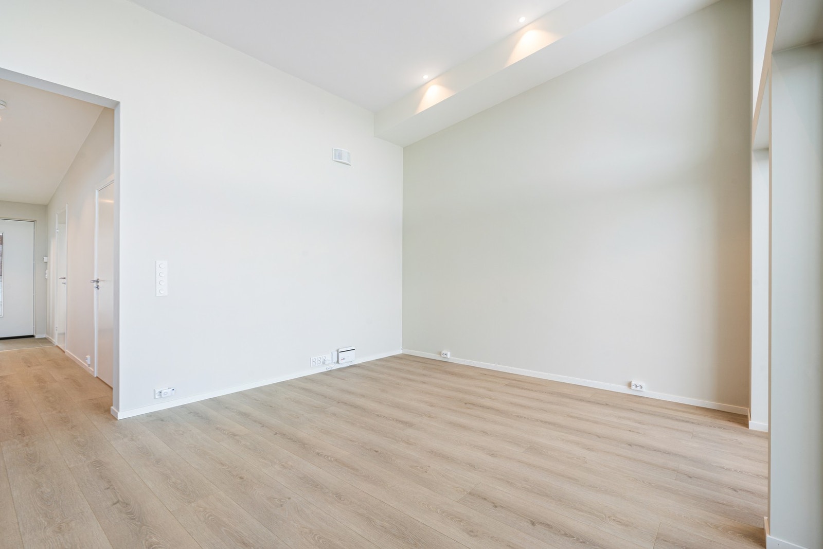 Gjennomtenkt konstruksjon gir både komfort og energieffektivitet. Leiligheten har også en høy takhimling som skaper en luftig atmosfære. Galleribilde