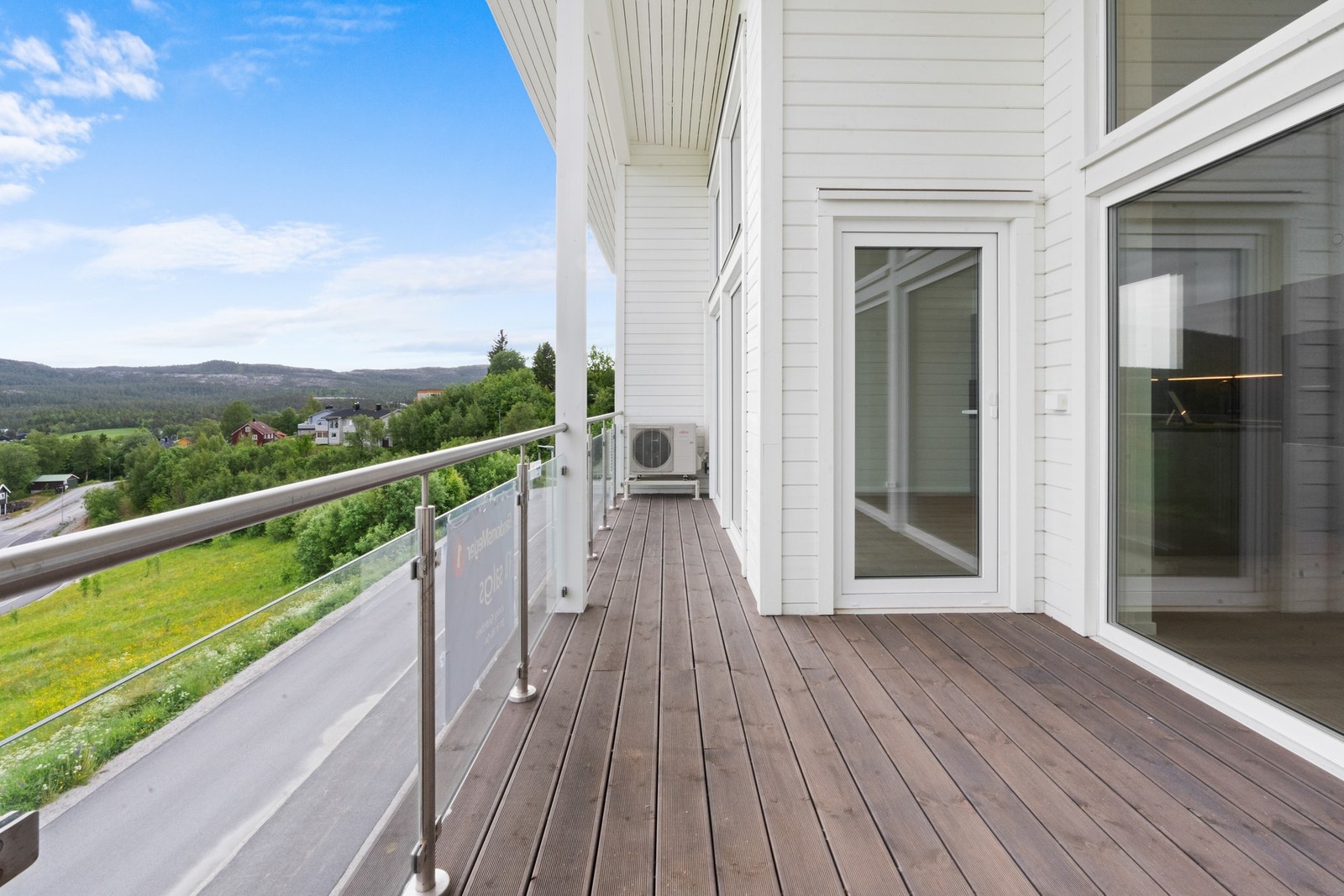 Fra boligen har man gangavstand til restauranter, kino, treningssenter og shopping. Galleribilde