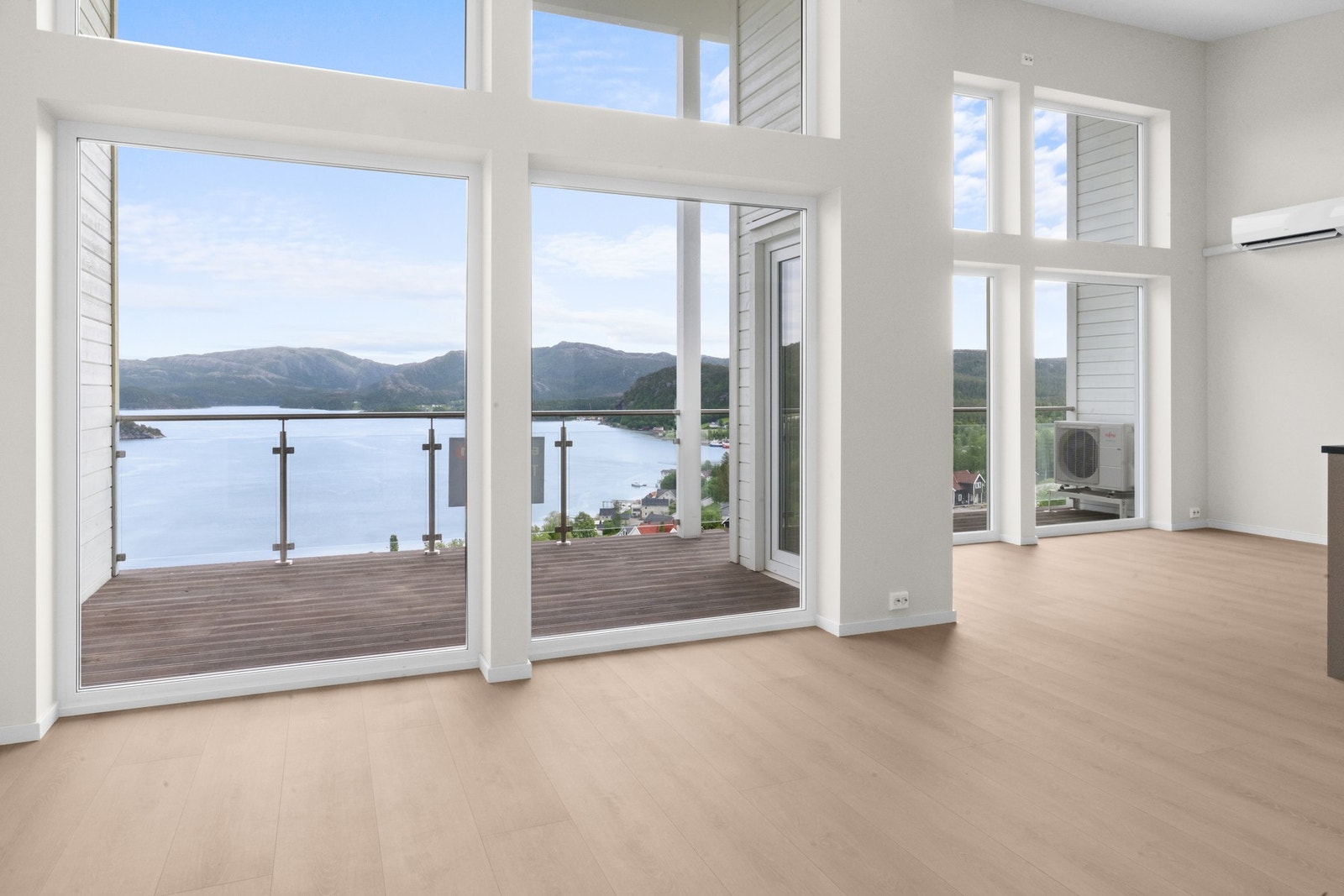 Fra stuen kan man nyte panoramautsikt mot fjord og fjell. Galleribilde