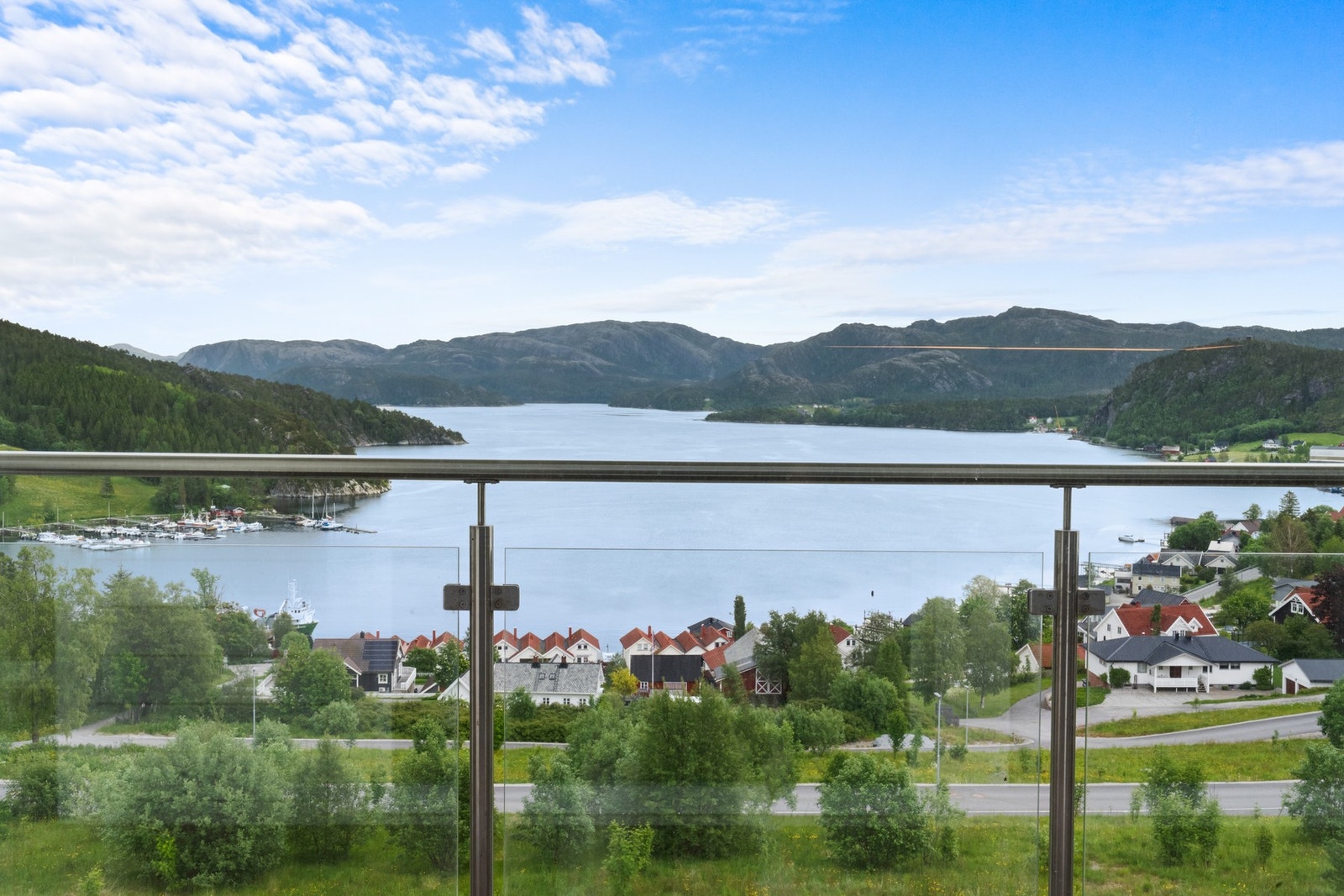 Romslig veranda som er delvis takoverbygget. Møre royal treverk. Galleribilde
