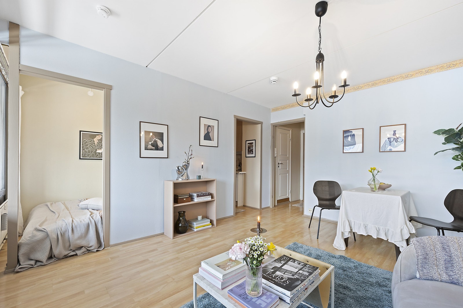 Leiligheten har en smart sovealkove som skiller soveplassen fra stuen. Galleribilde