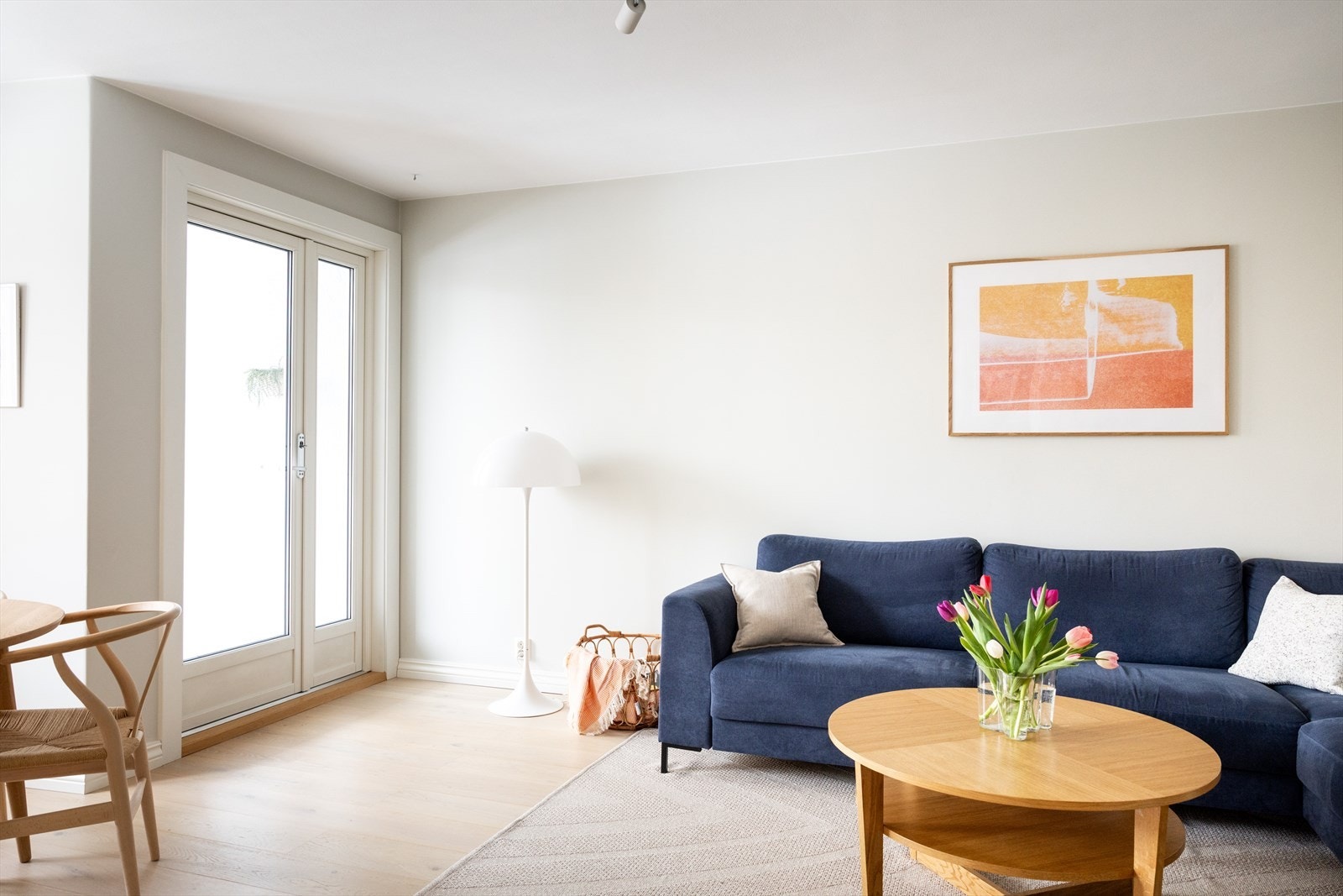 Overflatene er malt i en lys fargetone og det er er lagt flott parkett på gulv. Galleribilde