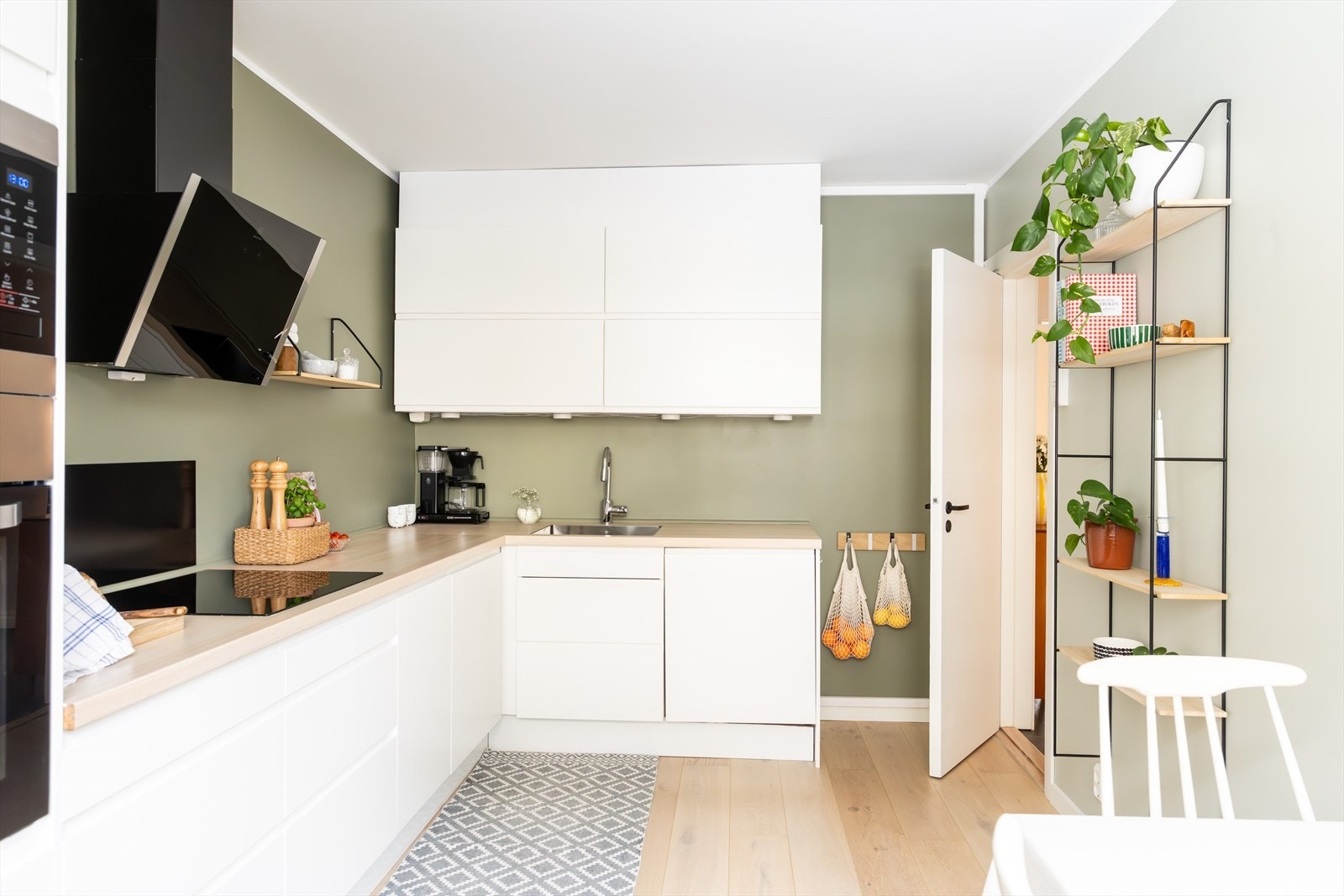Videre er kjøkkenet utstyrt med integrert induksjonstopp, stekeovn, micro, kjøl/fryseskap og oppvaskmaskin. Galleribilde