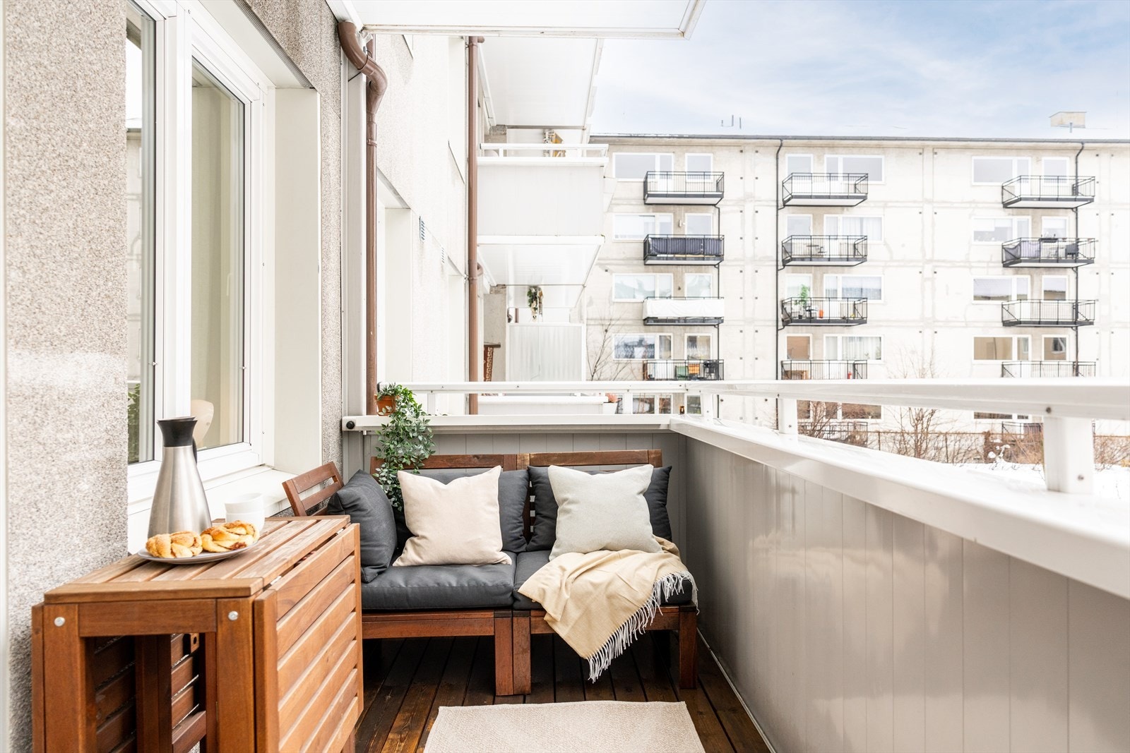 En lys og innbydende 3-roms leilighet med solrik balkong og familievennlig beliggenhet. Galleribilde