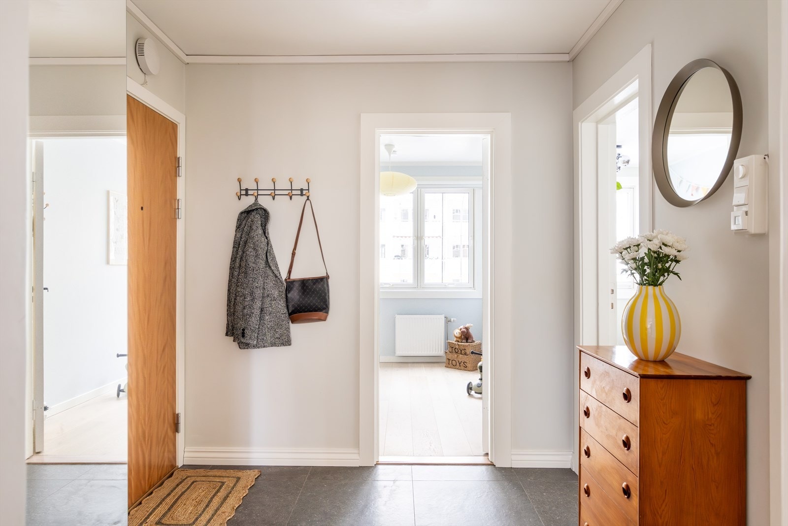 Leiligheten har en behagelig og romslig entré med gode oppbevaringsmuligheter i garderobeskap. Galleribilde