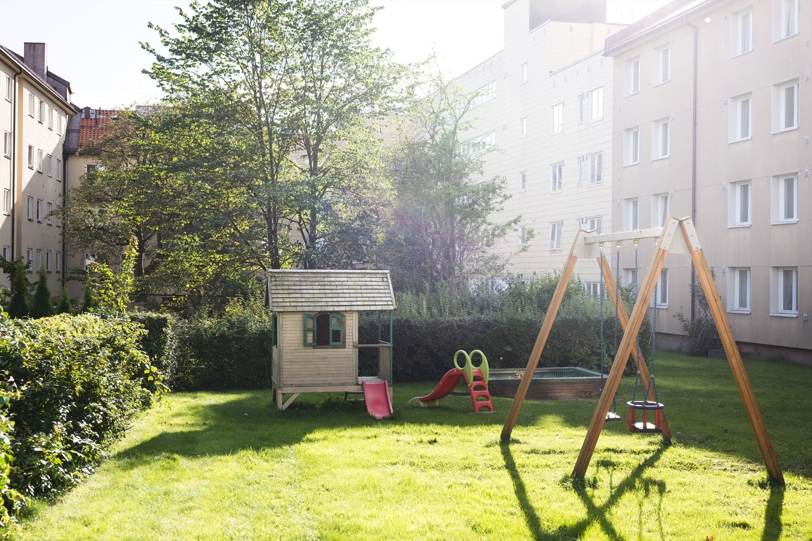 Videre byr borettslaget på flotte fellesareal som er pent opparbeidet med beplantning, sittegrupper og lekeplass. Galleribilde