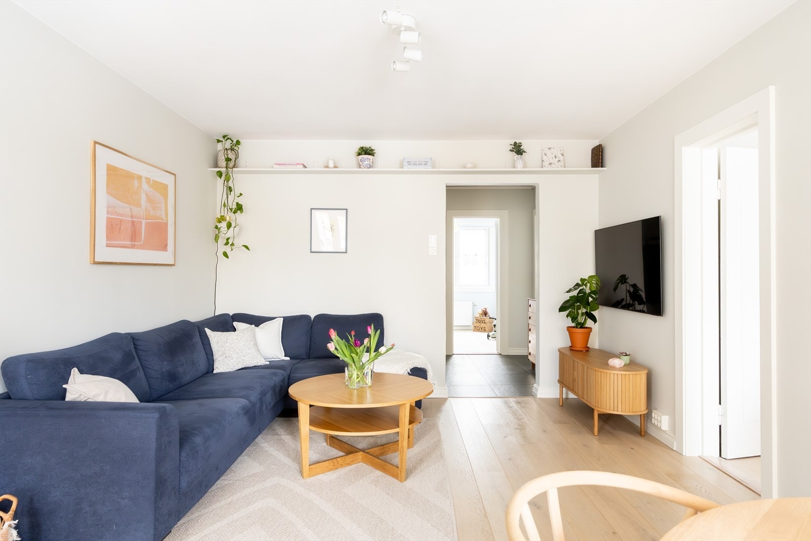Planløsningen åpner opp for god plass til sofagruppe, TV-møbler og spisebord med tilhørende stoler. Galleribilde