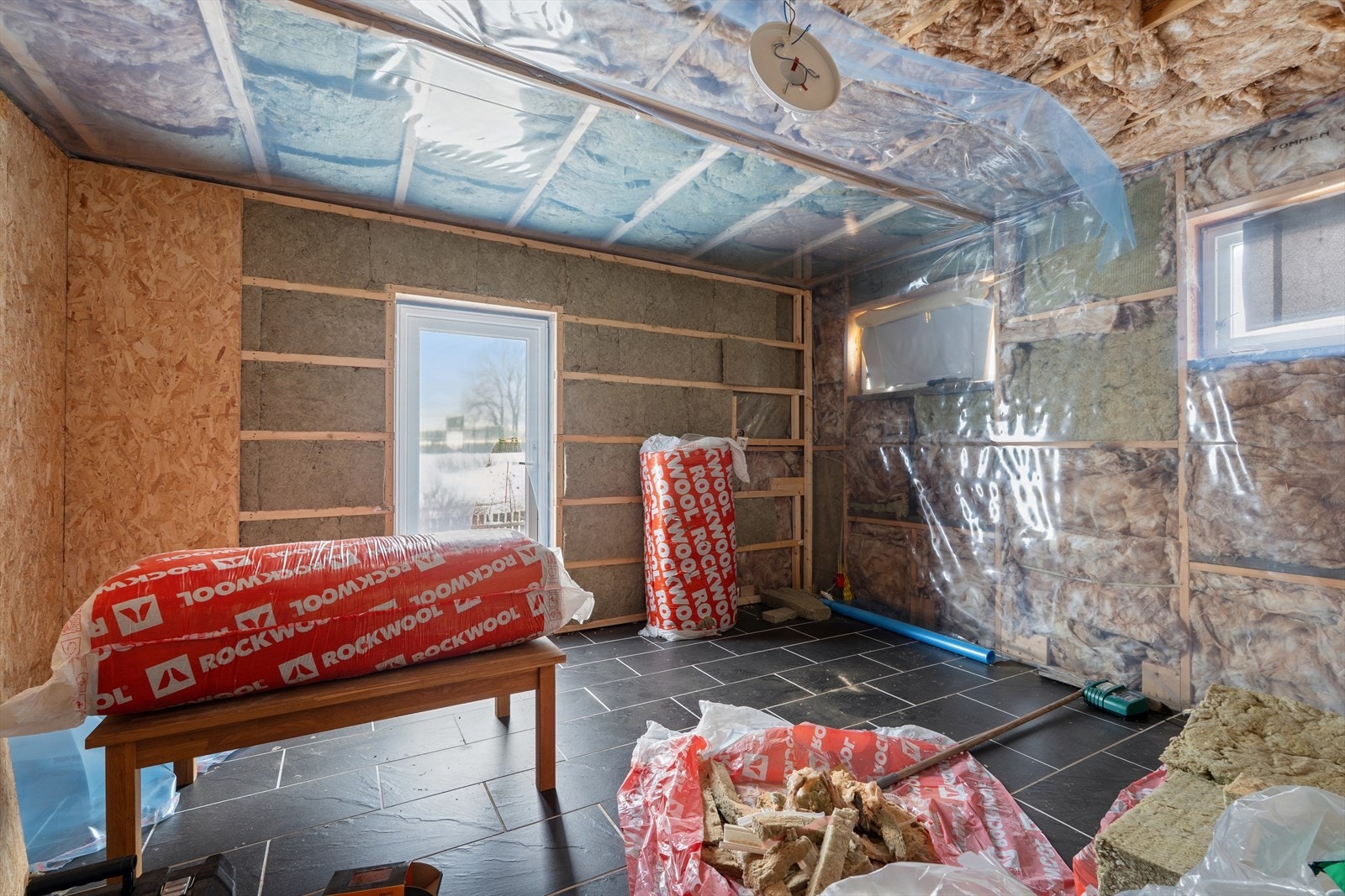 Dette rommet er i dag påbegynt stue. Rommet er ikke på byggetegninger. Se mer info under "ferdigattest". Galleribilde