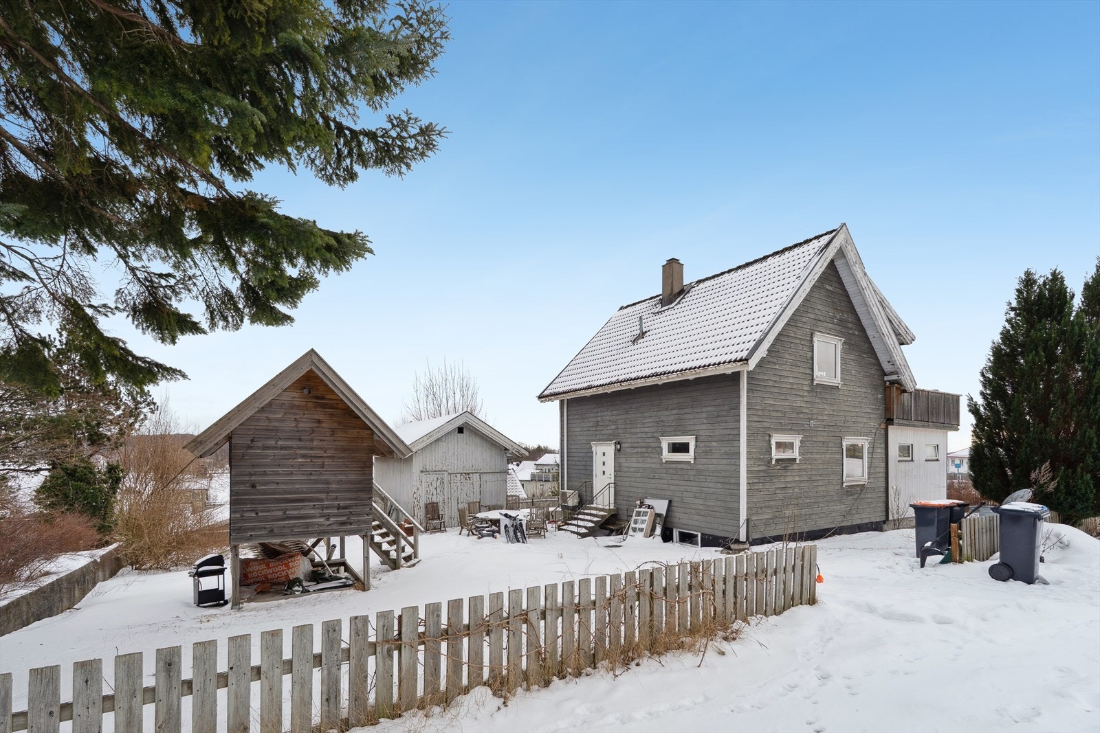 Boligen er et renovering-/oppussingsobjekt med stort potensial for deg som ønsker å sette ditt eget preg og skape et hjem tilpasset dine behov. Galleribilde