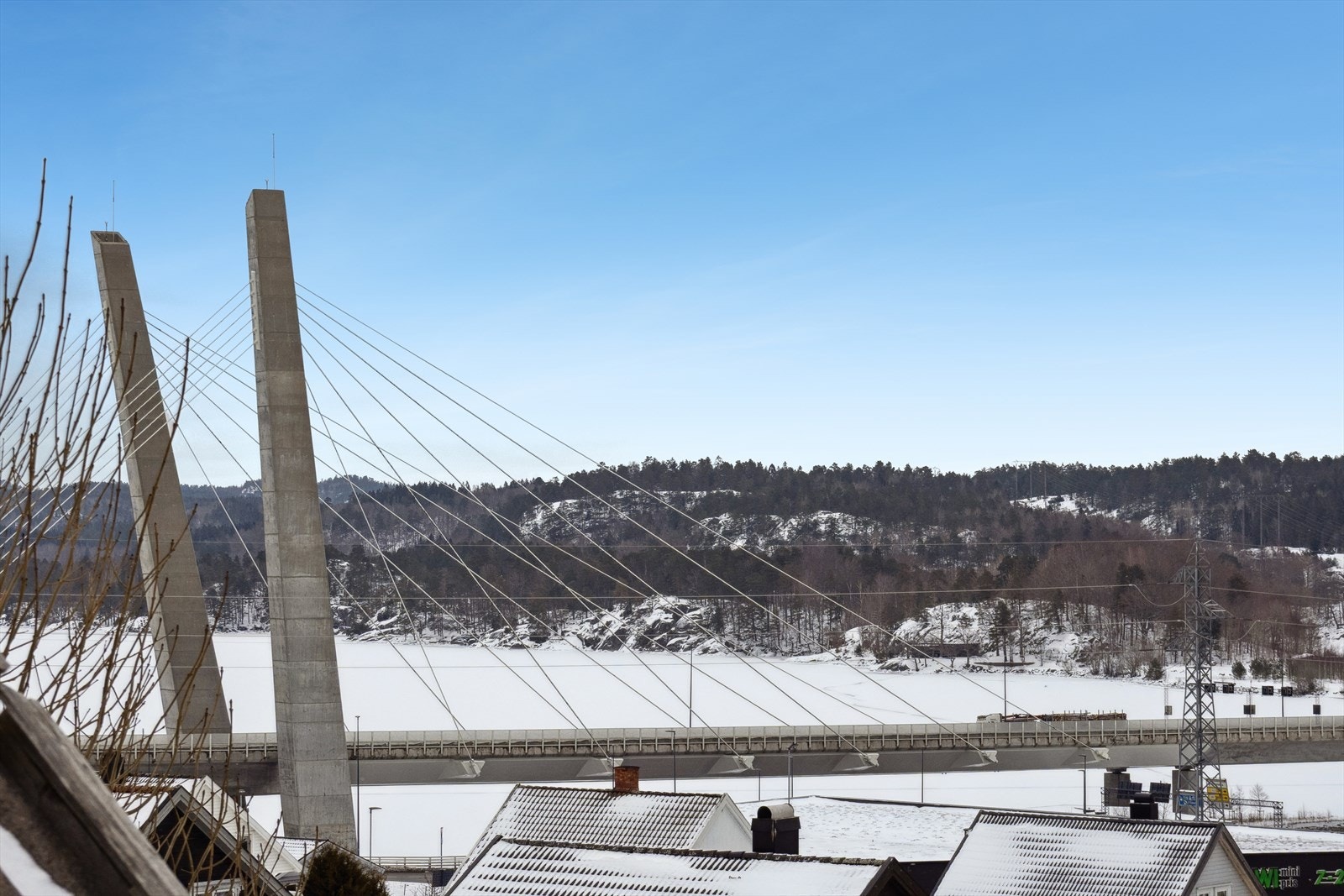 Eiendommen ligger fint til med utsikt mot idylliske Farris. Galleribilde