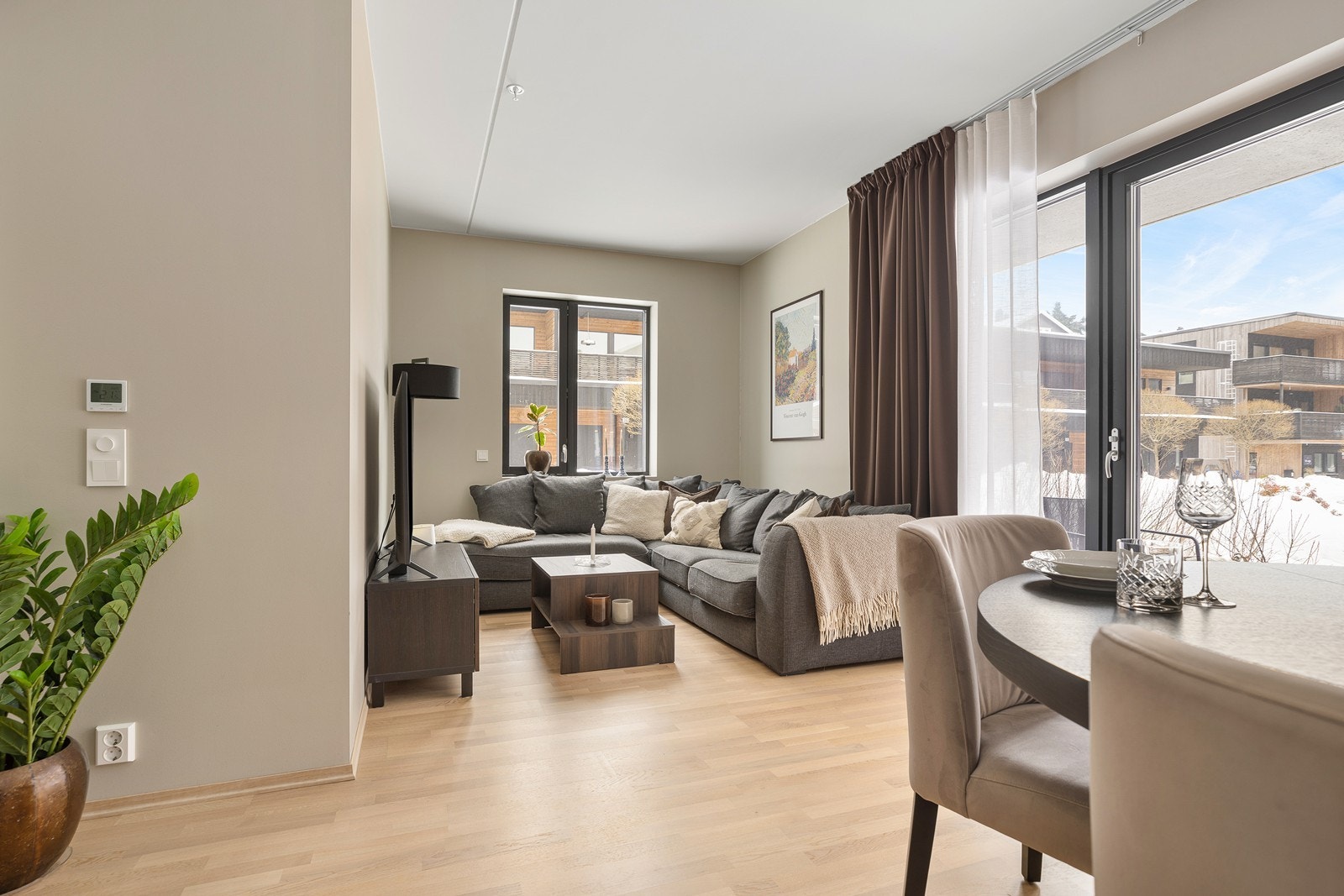 Fra stue/kjøkken er det direkte adkomst til innbydende terrasse Galleribilde