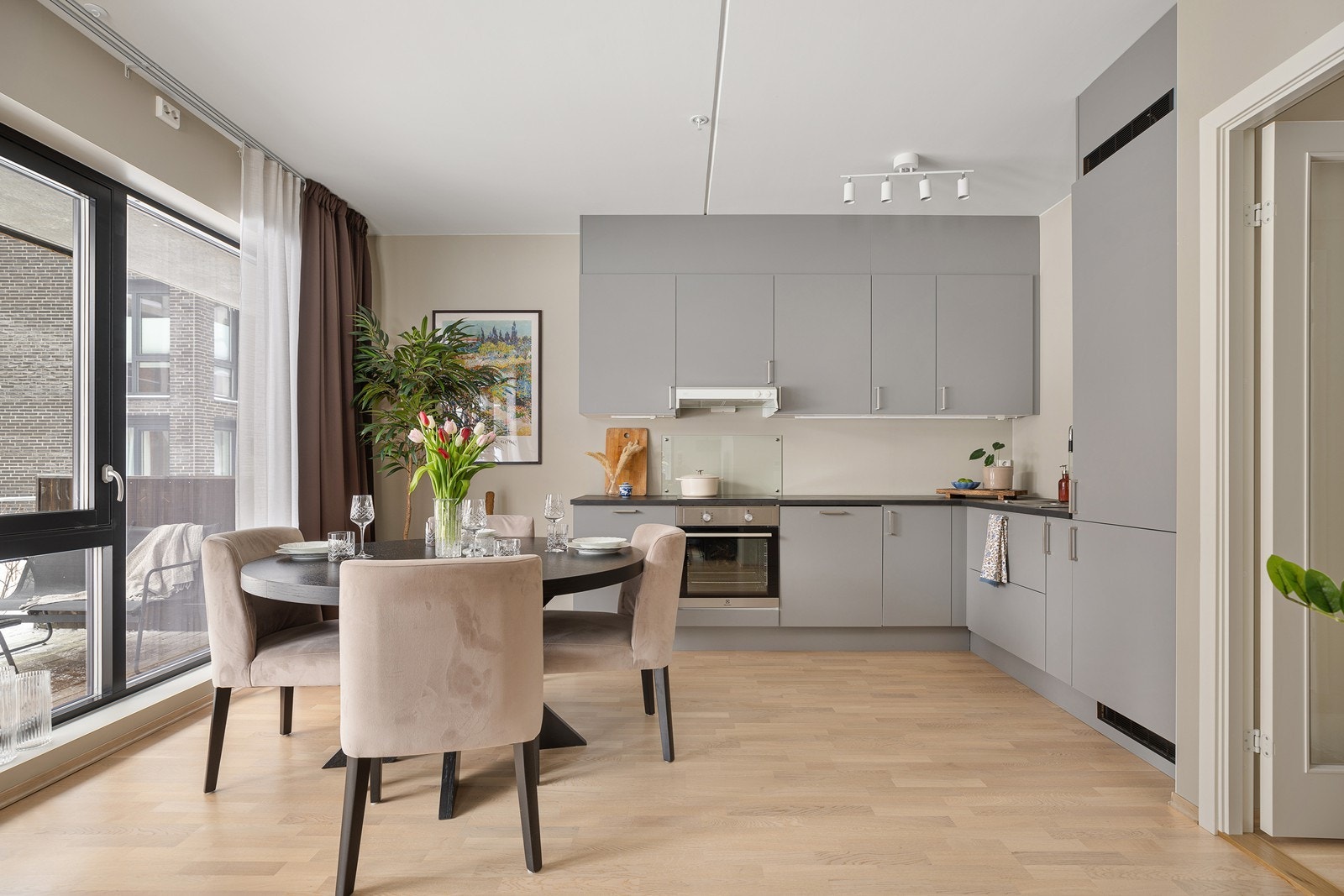 Her får man en lekker leilighet med gjennomgående høy standard og attraktiv beliggenhet! Galleribilde