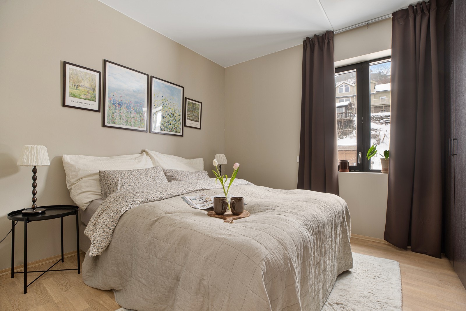 Hovedsoverommet er av god størrelse med plass til dobbeltseng, nattbord og annet etter eget behov Galleribilde