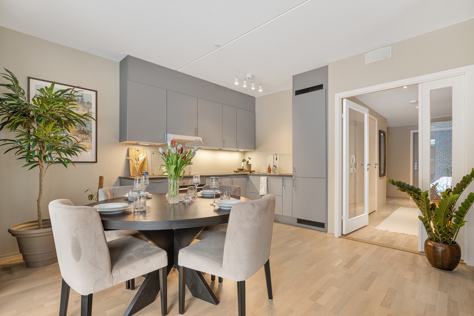 Hjertet av leiligheten - en lys og luftig stue/kjøkken med pene detaljer Galleribilde