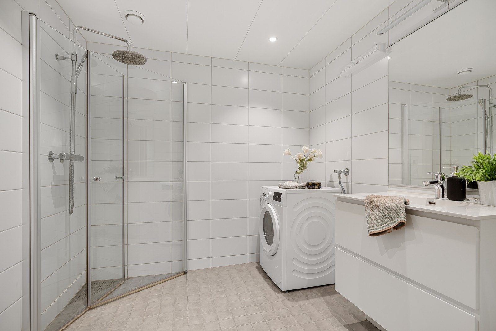 Dagligvarehandel er enkelt tilgjengelig med Rema 1000 like i nærheten, og den sentrale beliggenheten gjør hverdagen både praktisk og effektiv Galleribilde