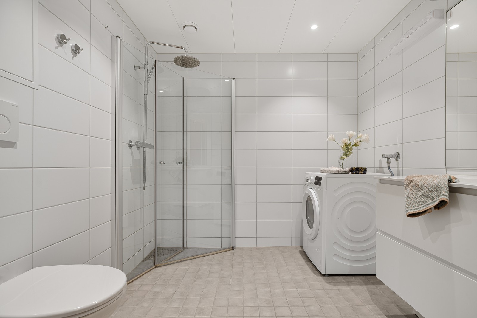 Flott bad av generøs størrelse med flislagte overflater og vannbåren gulvvarme Galleribilde