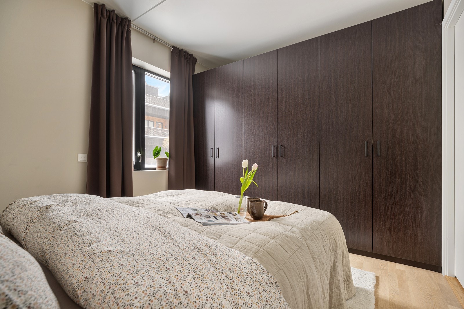 Flott plassbygd garderobeskap med gode oppbevaringsmuligheter Galleribilde