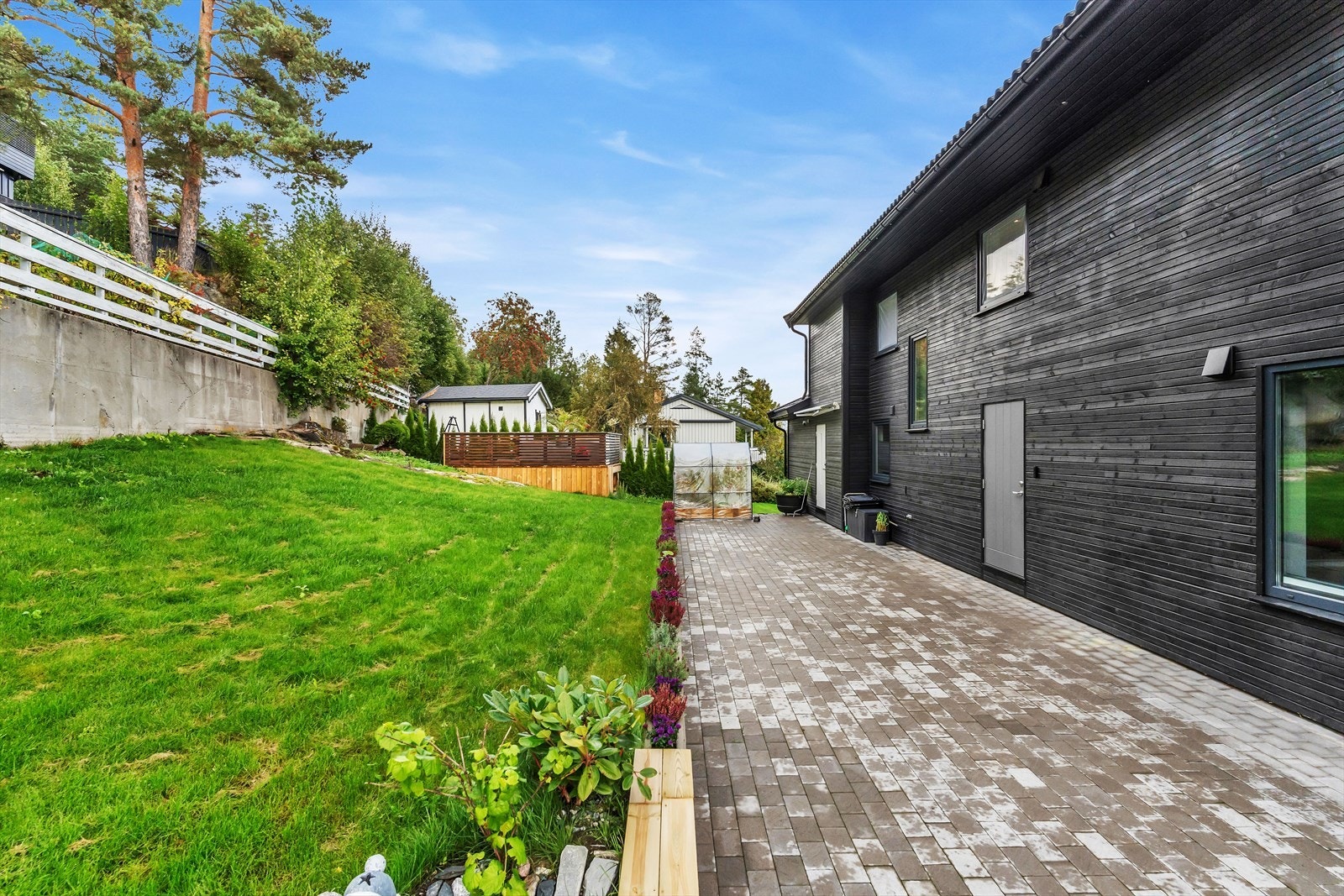 Masse spillerom for familien! Enten du ønsker å arrangere sammenkomster eller ulike utendørsaktiviteter. Galleribilde