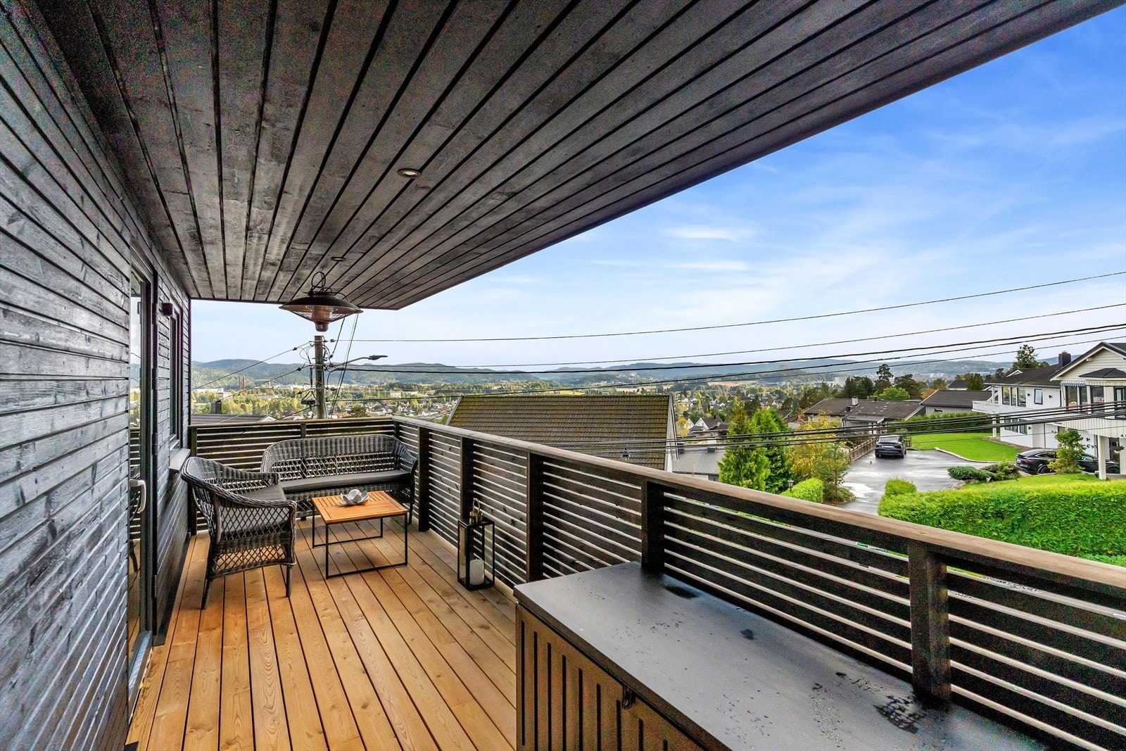 Boligen har flere fine uteplasser, blant annet to balkonger av god størrelse. Galleribilde