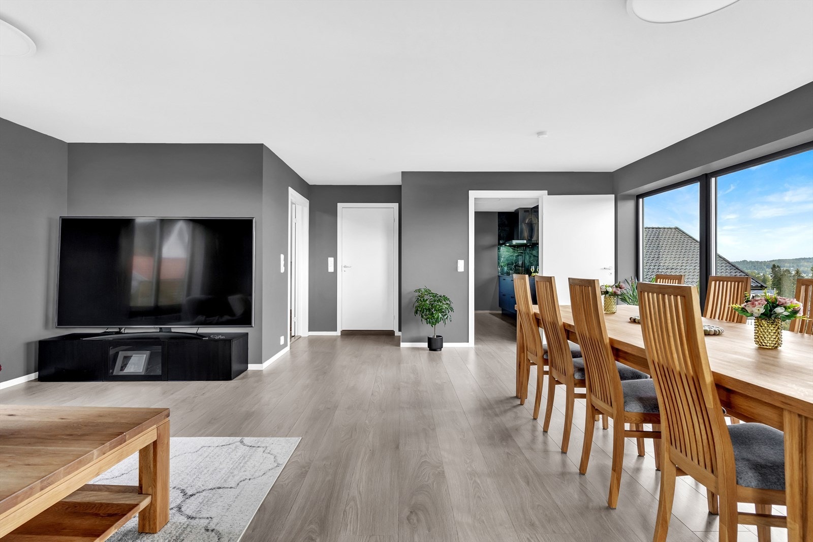 Sjenerøs takhøyde og store vindusflater gir en god romfølelse. Galleribilde