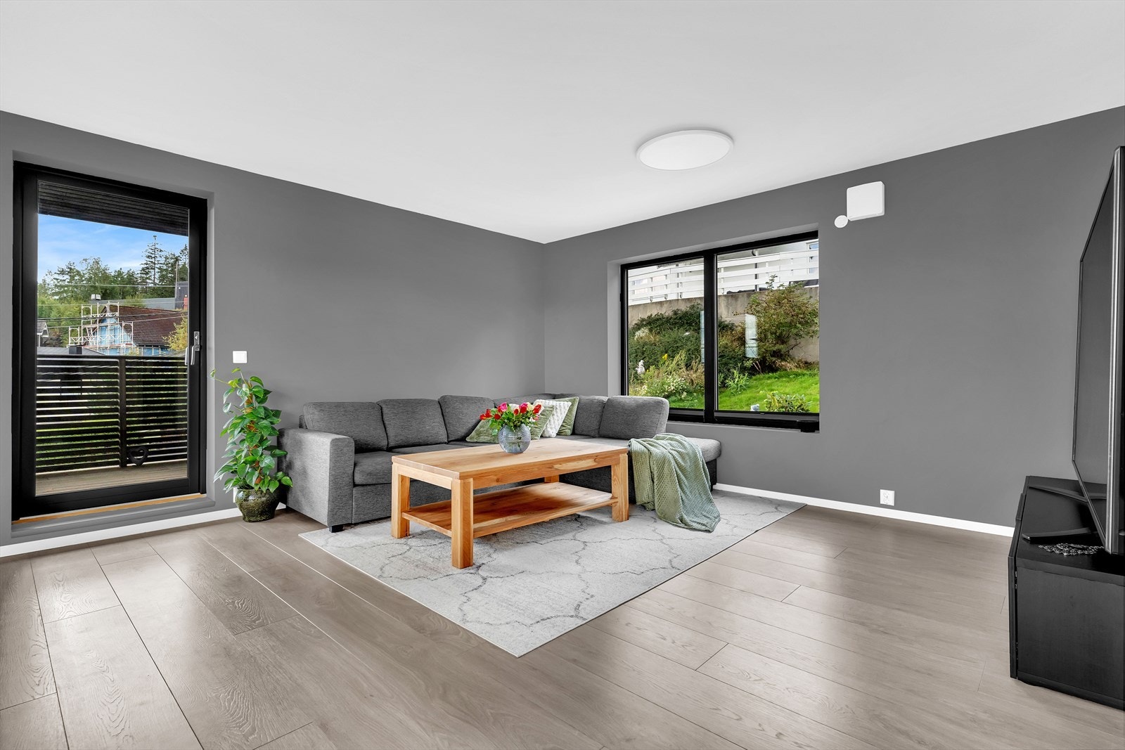 Stuen er romslig med god plass til sofa, TV og tilhørende møblement. Galleribilde