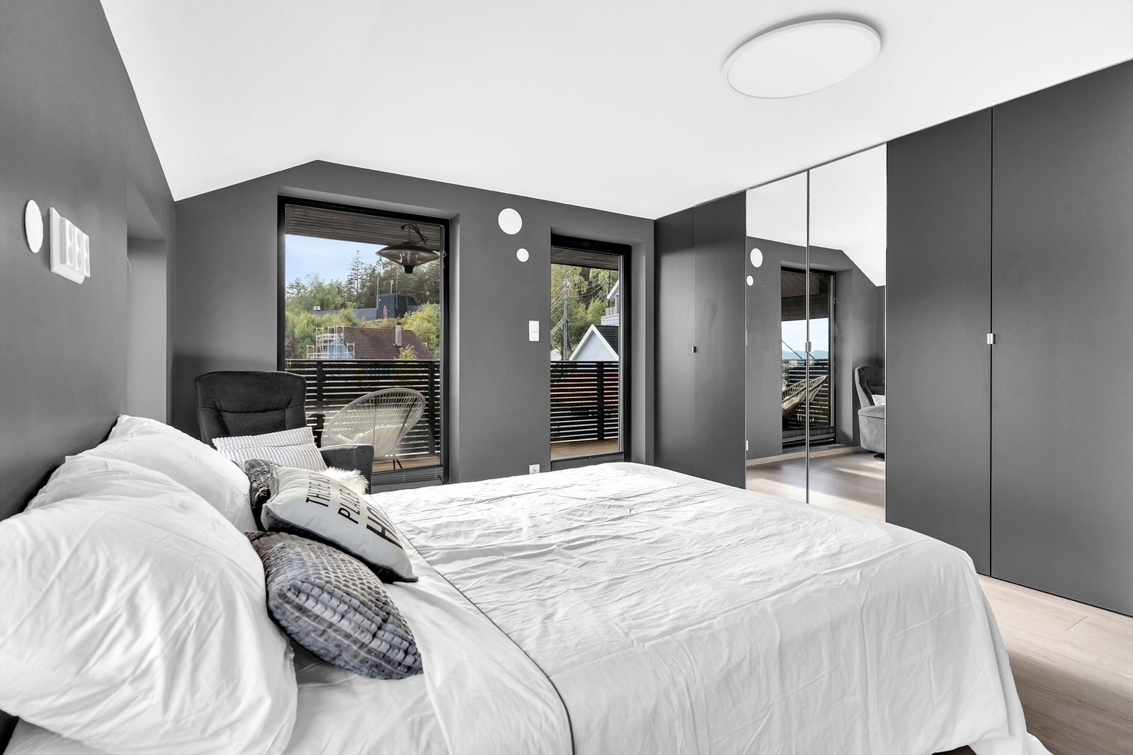 Integrert garderobe med rikelig oppbevaringsplass, som gir både stil og funksjonalitet til rommet. Galleribilde