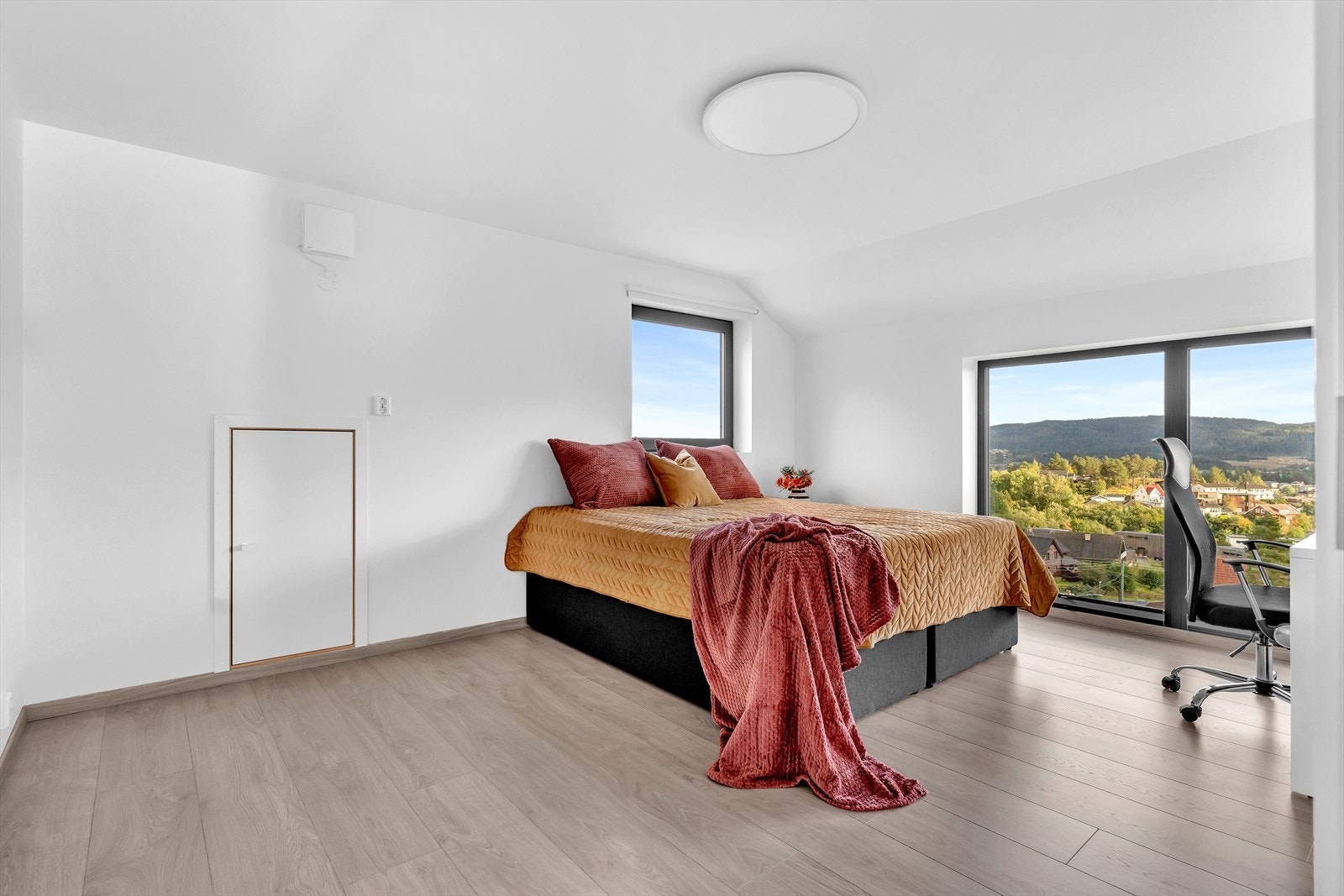 Soverom 2 er også meget romslig og godt utstyrt med flere vinduer som slipper inn rikelig med naturlig lys og gir en fantastisk utsikt, hjørnerom! Galleribilde