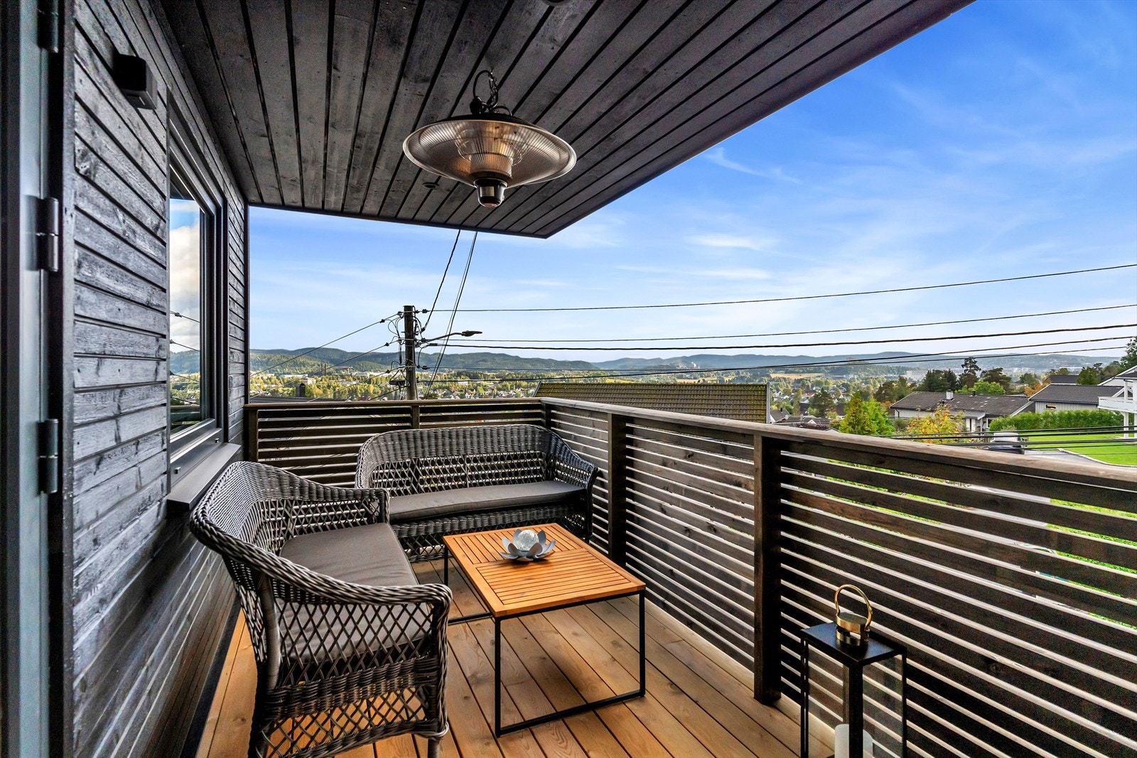 Fra stuen har du adkomst til romslig balkong, med plass til utemøblement i flere soner. Galleribilde