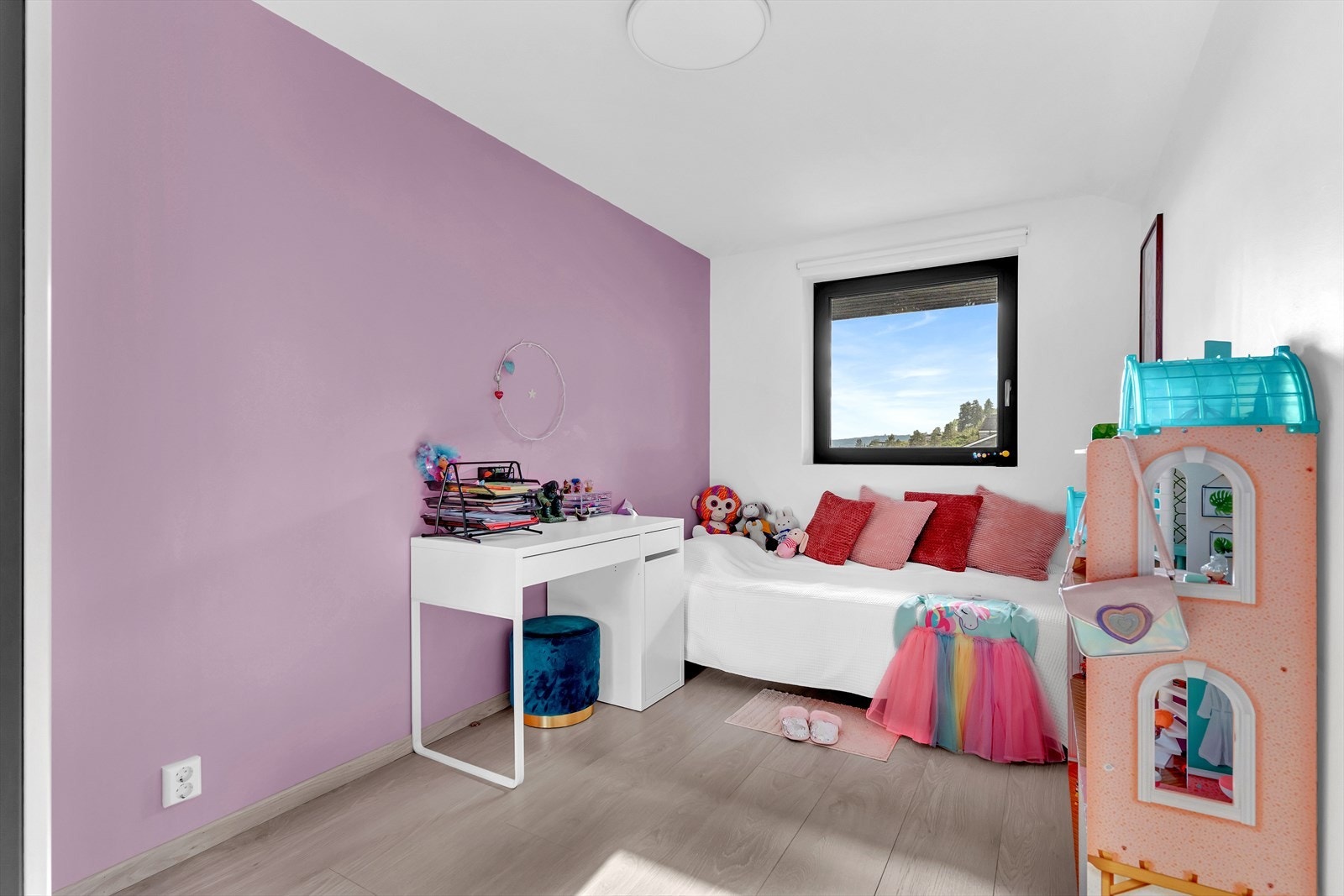 Rommet passer perfekt som barnerom, med plass til seng og garderobe. Galleribilde