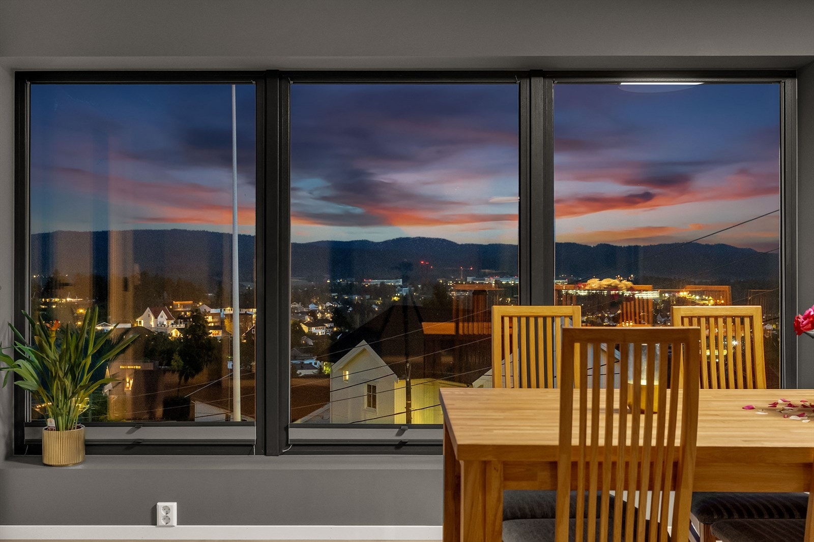 Eneboligen byr på fantastiske utsiktsforhold utover Fjellhamar! Galleribilde