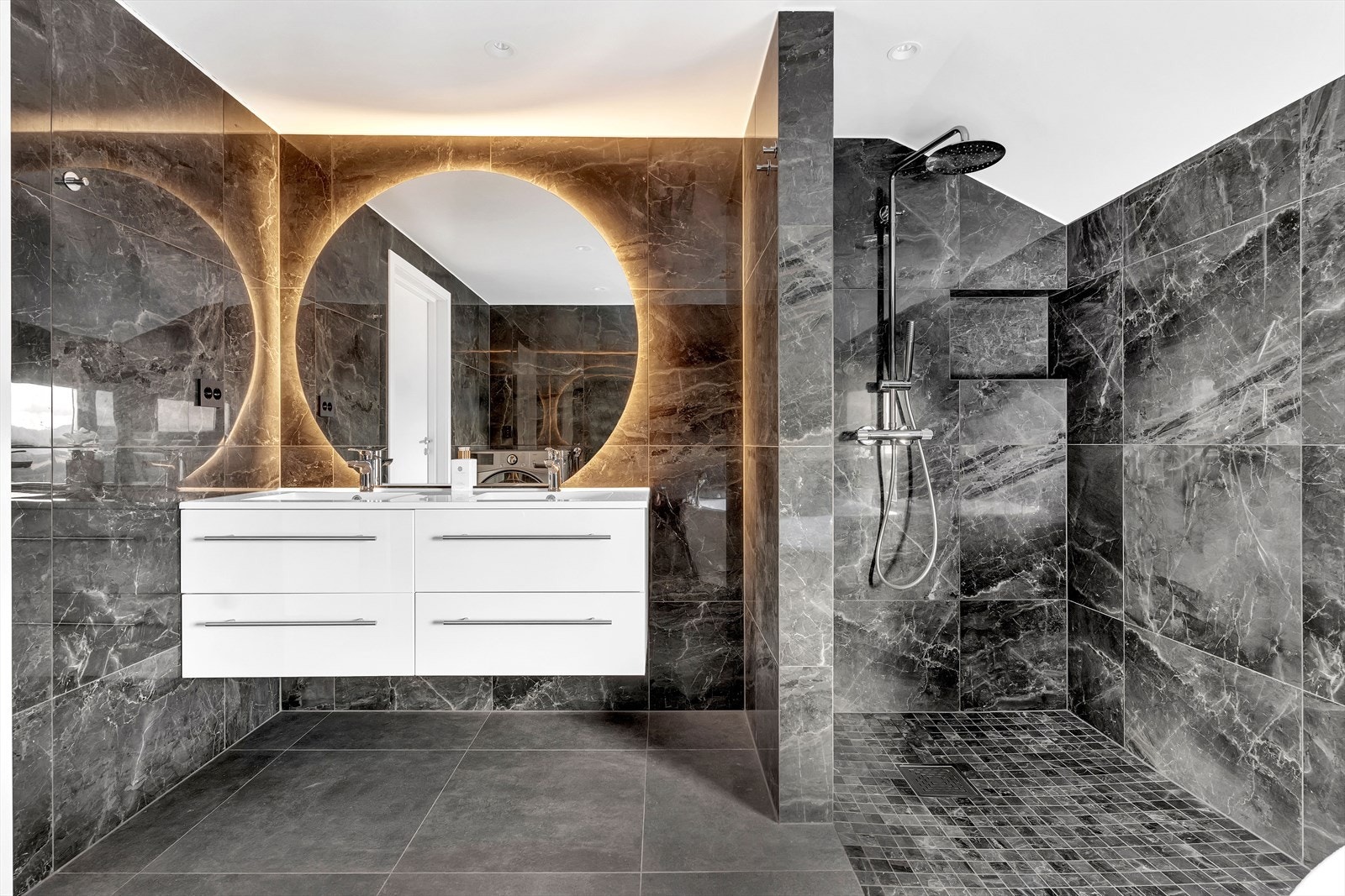 017_Badet har et moderne uttrykk med tidsriktig innredning og farger..jpg Galleribilde