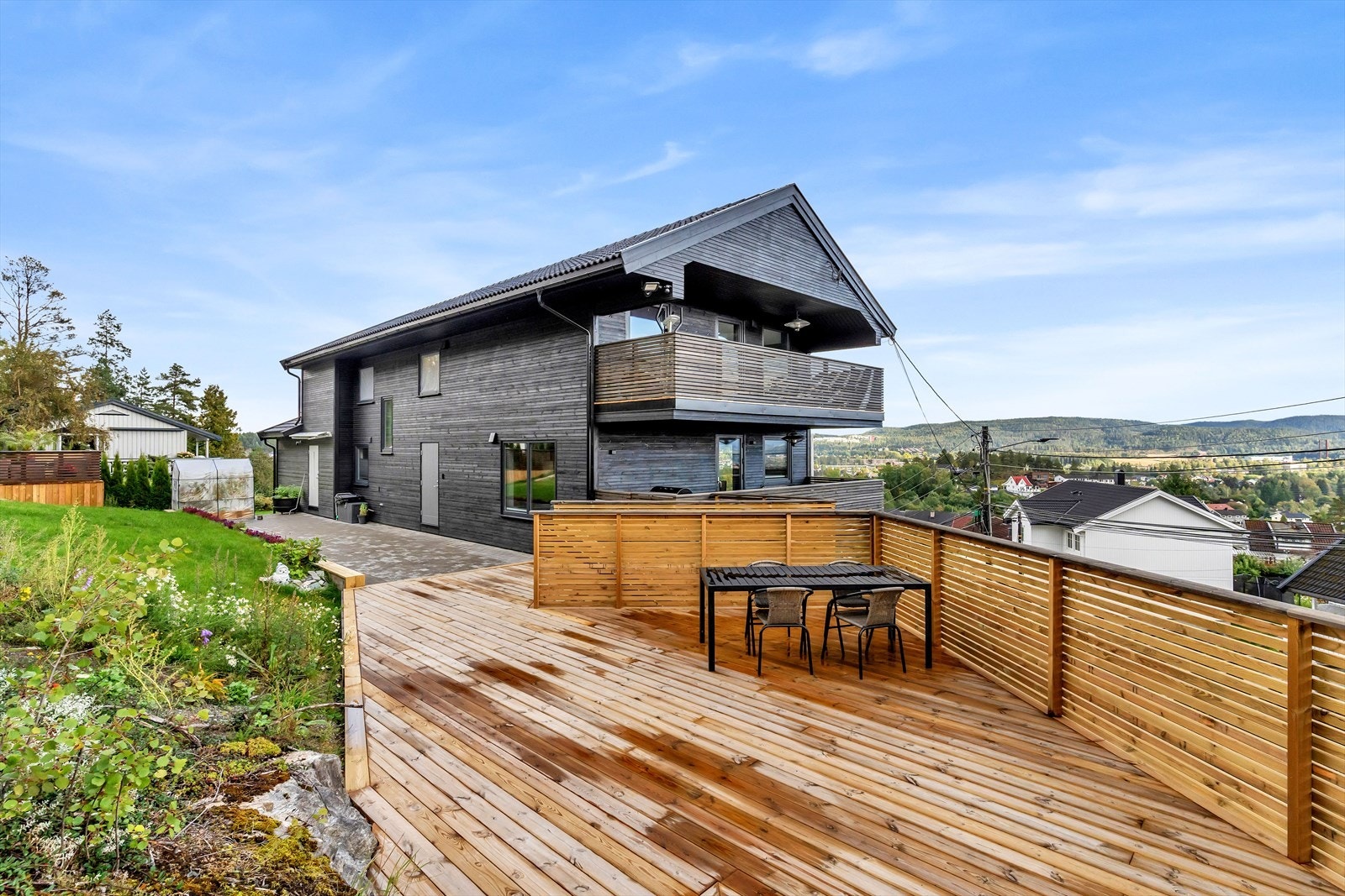 Terrassen har flere naturlige soner, som gir plass til både sofa- og spisegruppe. Galleribilde