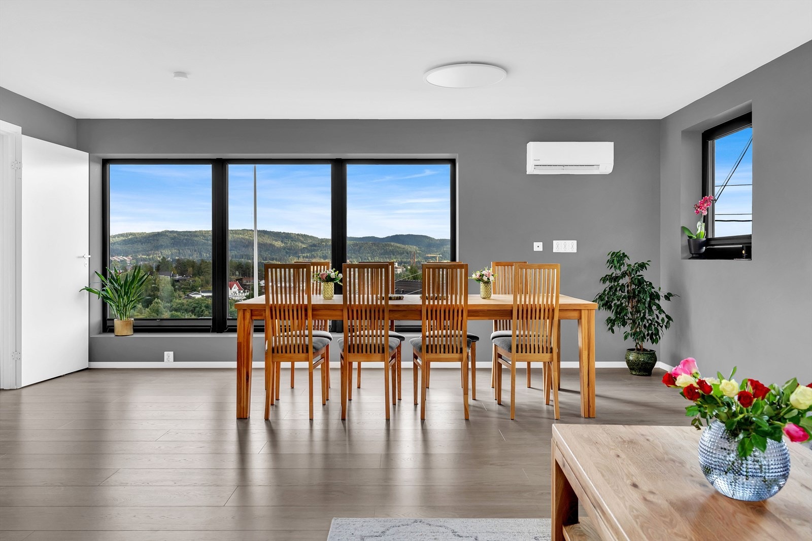 Fantastiske lysforhold gjennom vindusrekken. Utsikt over hele Fjellhamar! Galleribilde