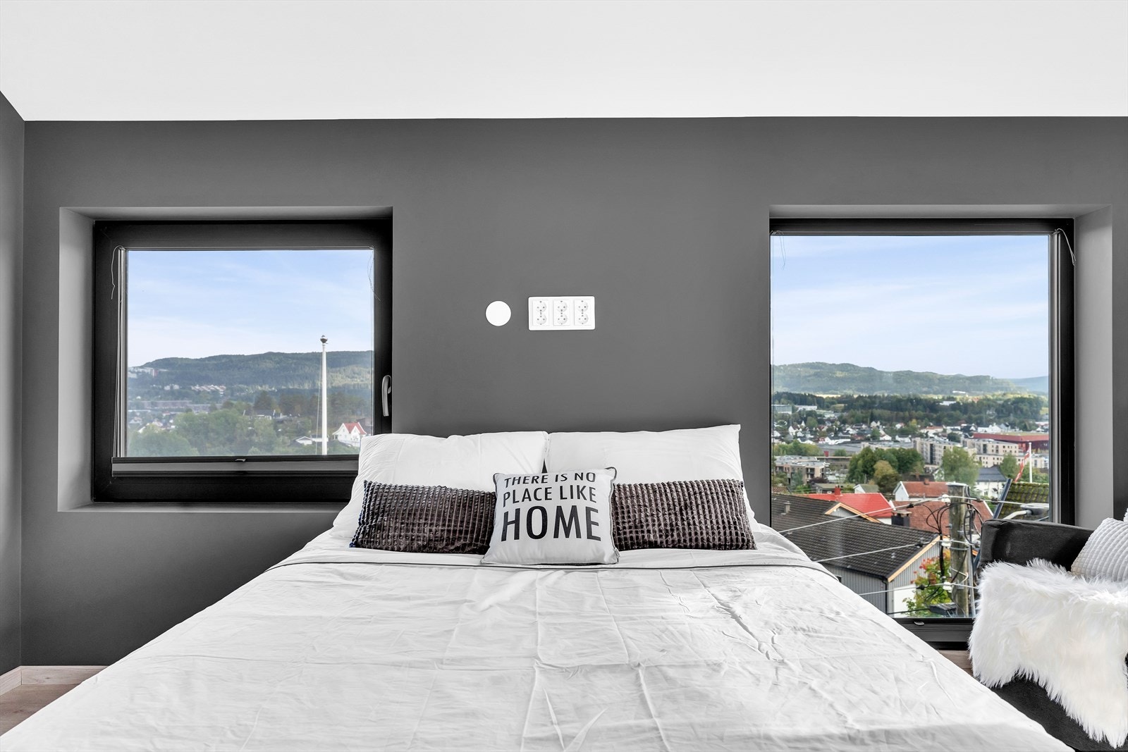 Store vindusflater gir rikelig med naturlig lys. Galleribilde